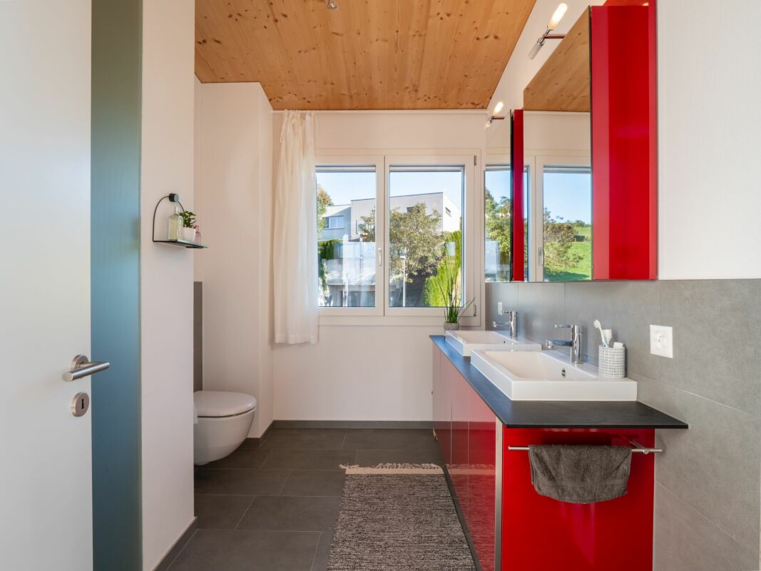 Modernes Badezimmer mit roten Akzenten