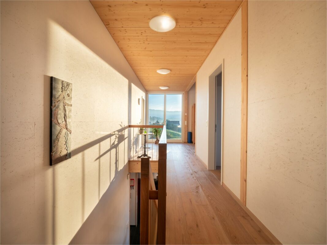 Heller Flur mit Holzdecke