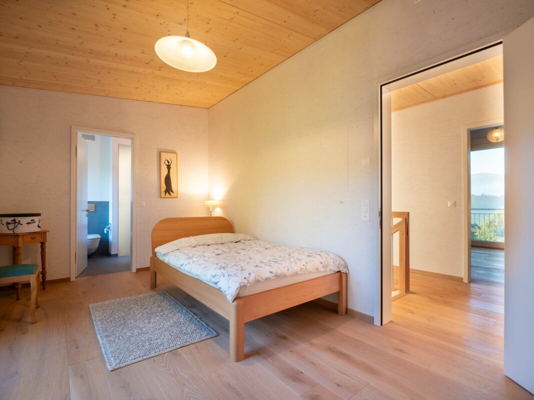 Helles Schlafzimmer mit Holzdecke