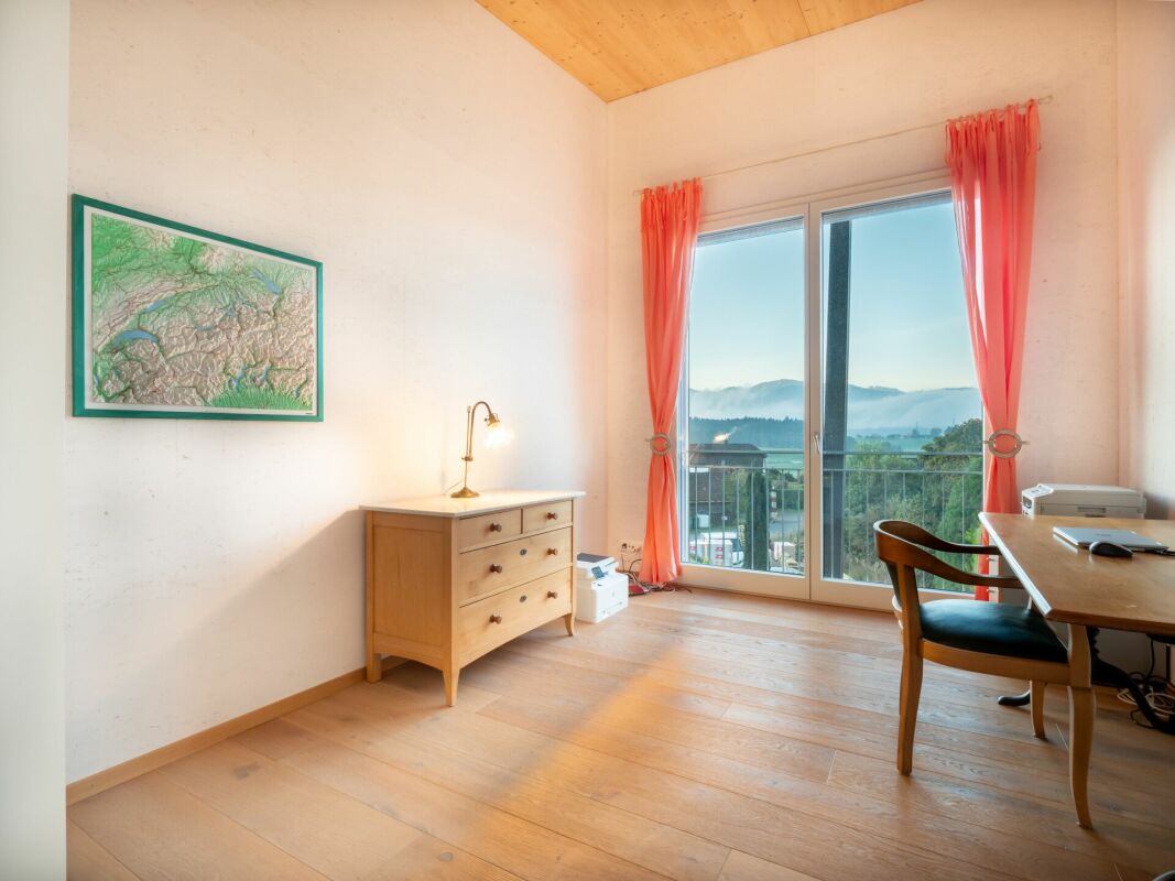 Helles Arbeitszimmer mit Bergblick