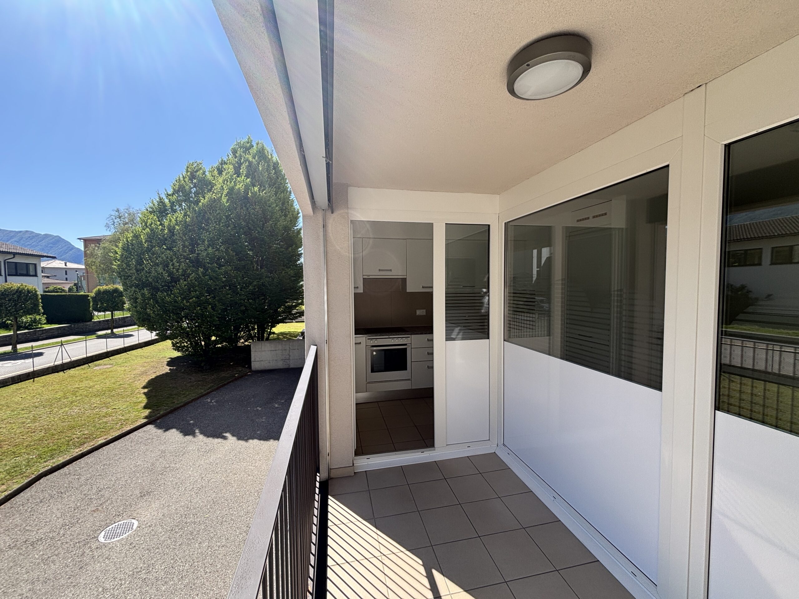 Überdachter Balkon mit Blick ins Grüne