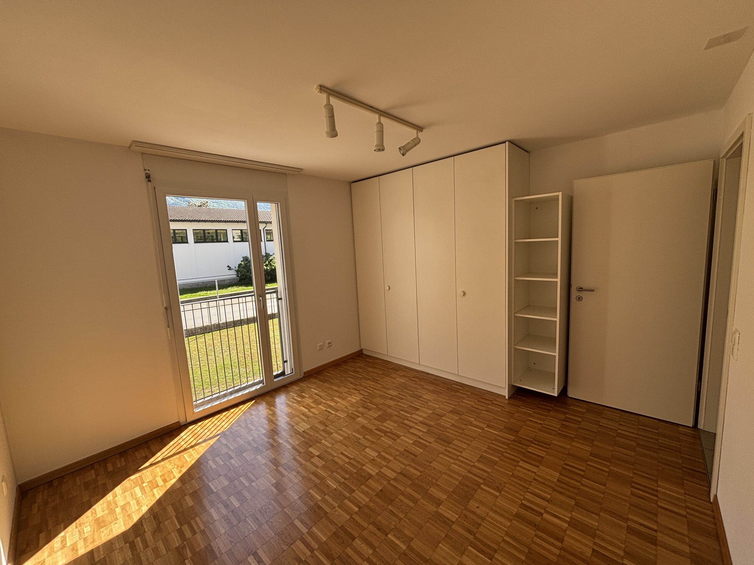 Helles Zimmer mit Balkonzugang und Einbauschränken