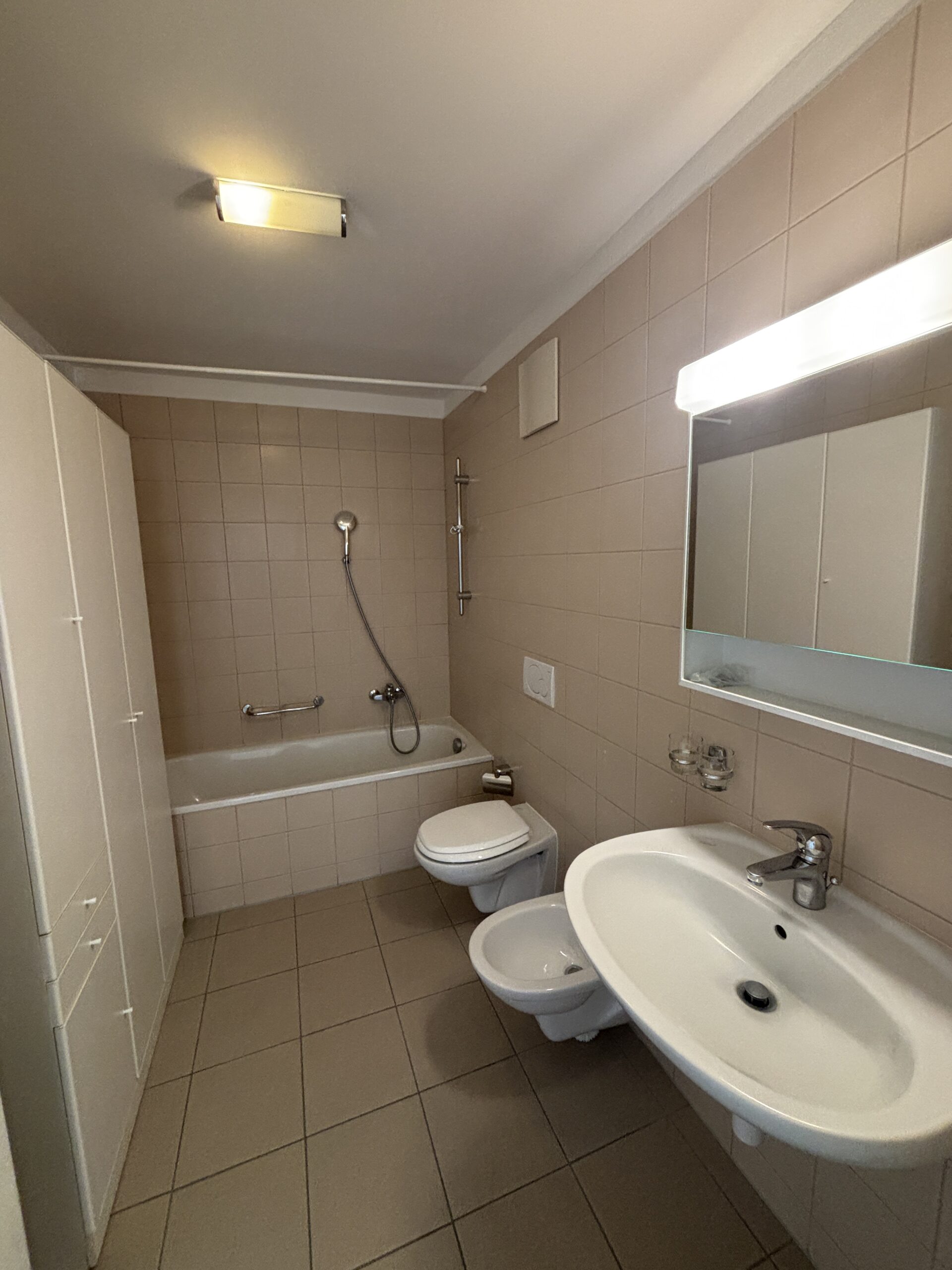 Badezimmer mit Badewanne, WC und Waschbecken