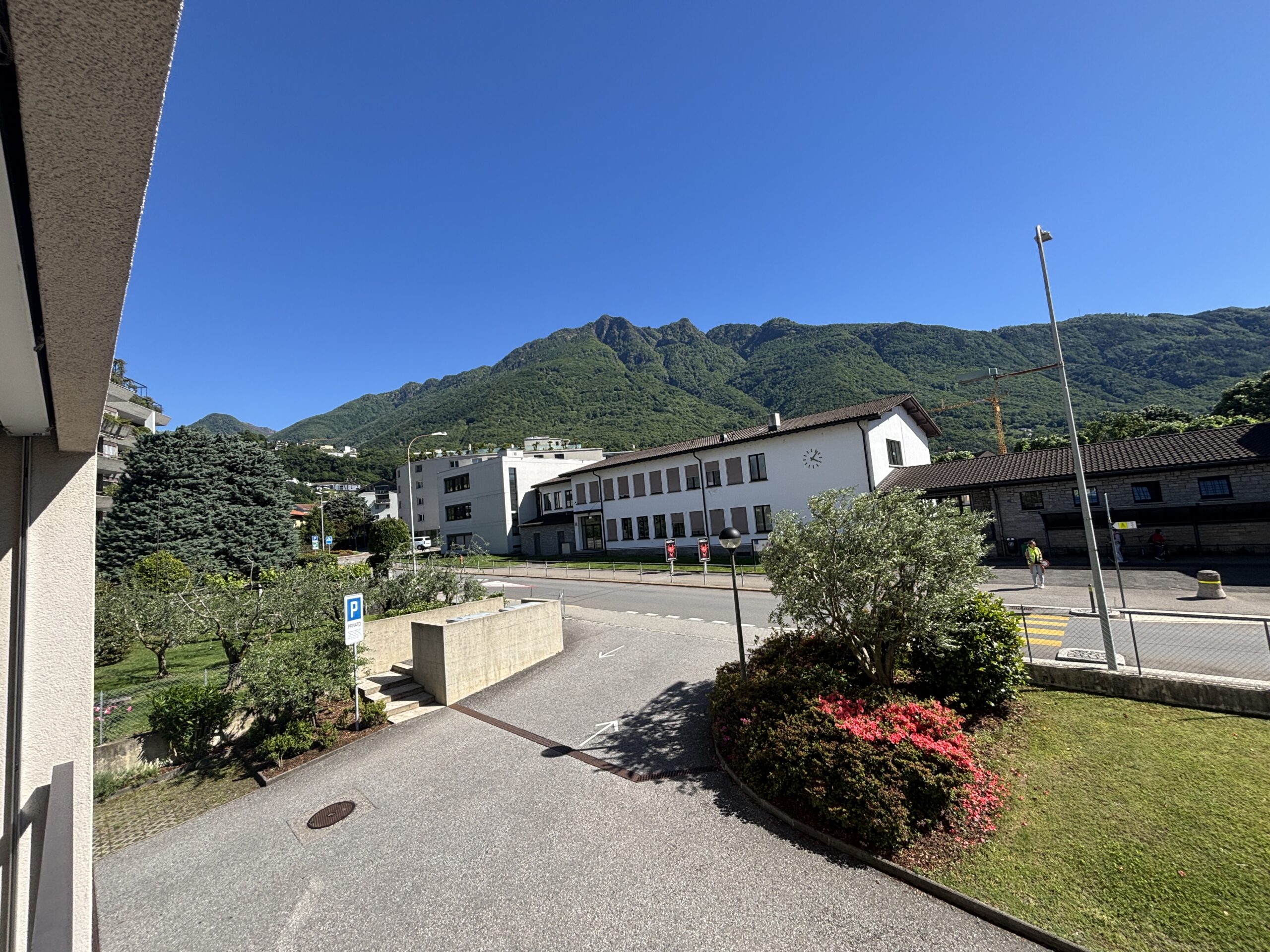 Bergblick über eine Wohnanlage
