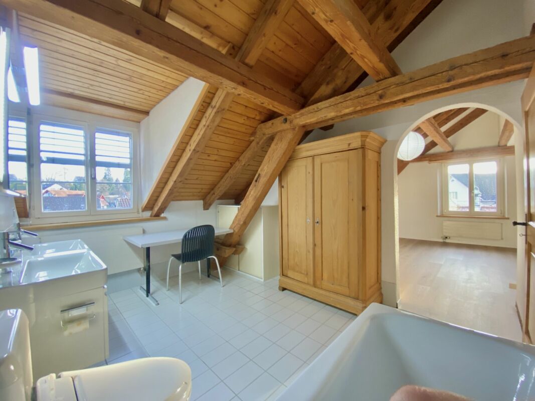 Dachgeschossraum mit Küche und Holzdecke