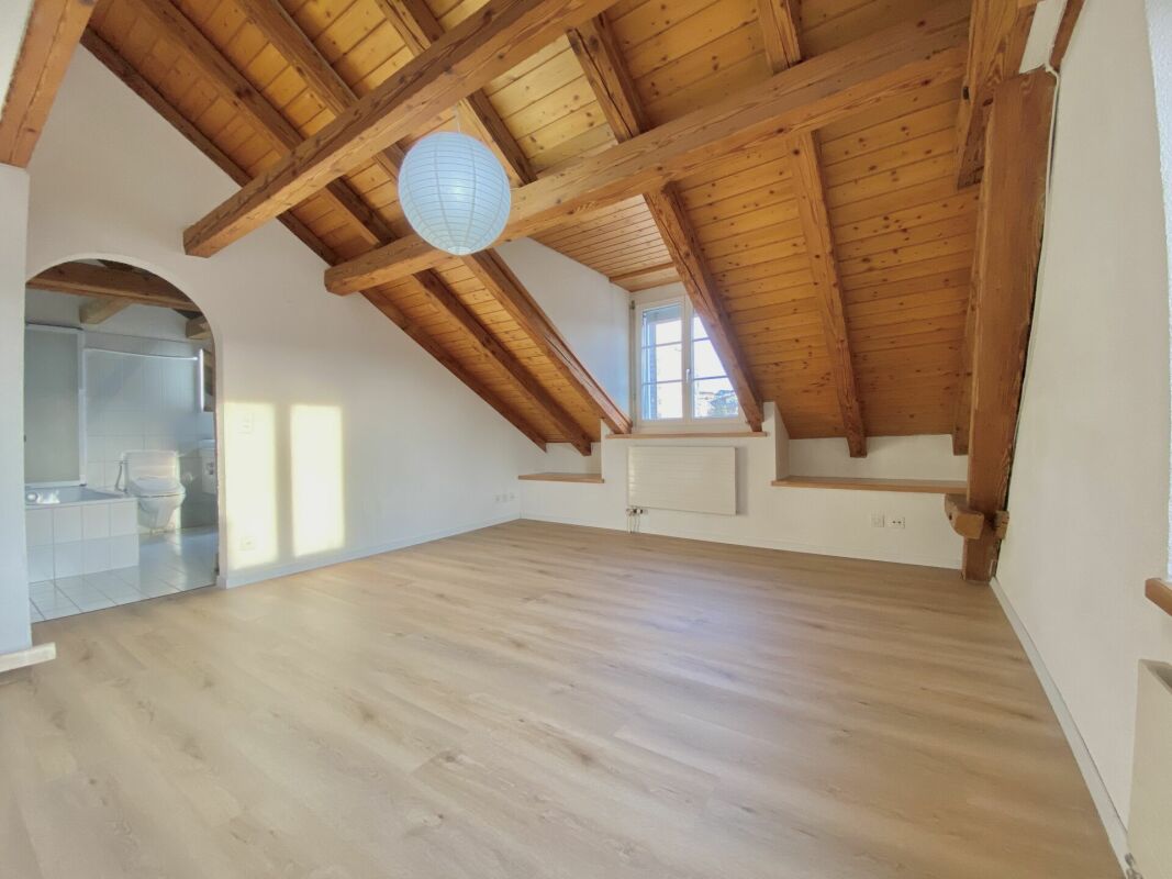 Ausgebauter Dachraum mit sichtbaren Holzbalken
