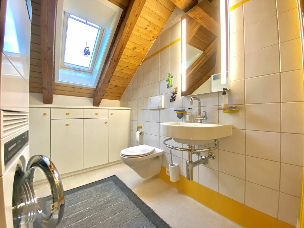 Dachgeschoss-Badezimmer mit WC