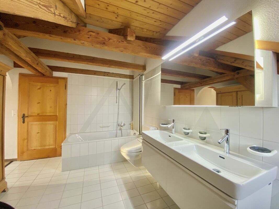 Rustikales Badezimmer mit sichtbaren Holzbalken
