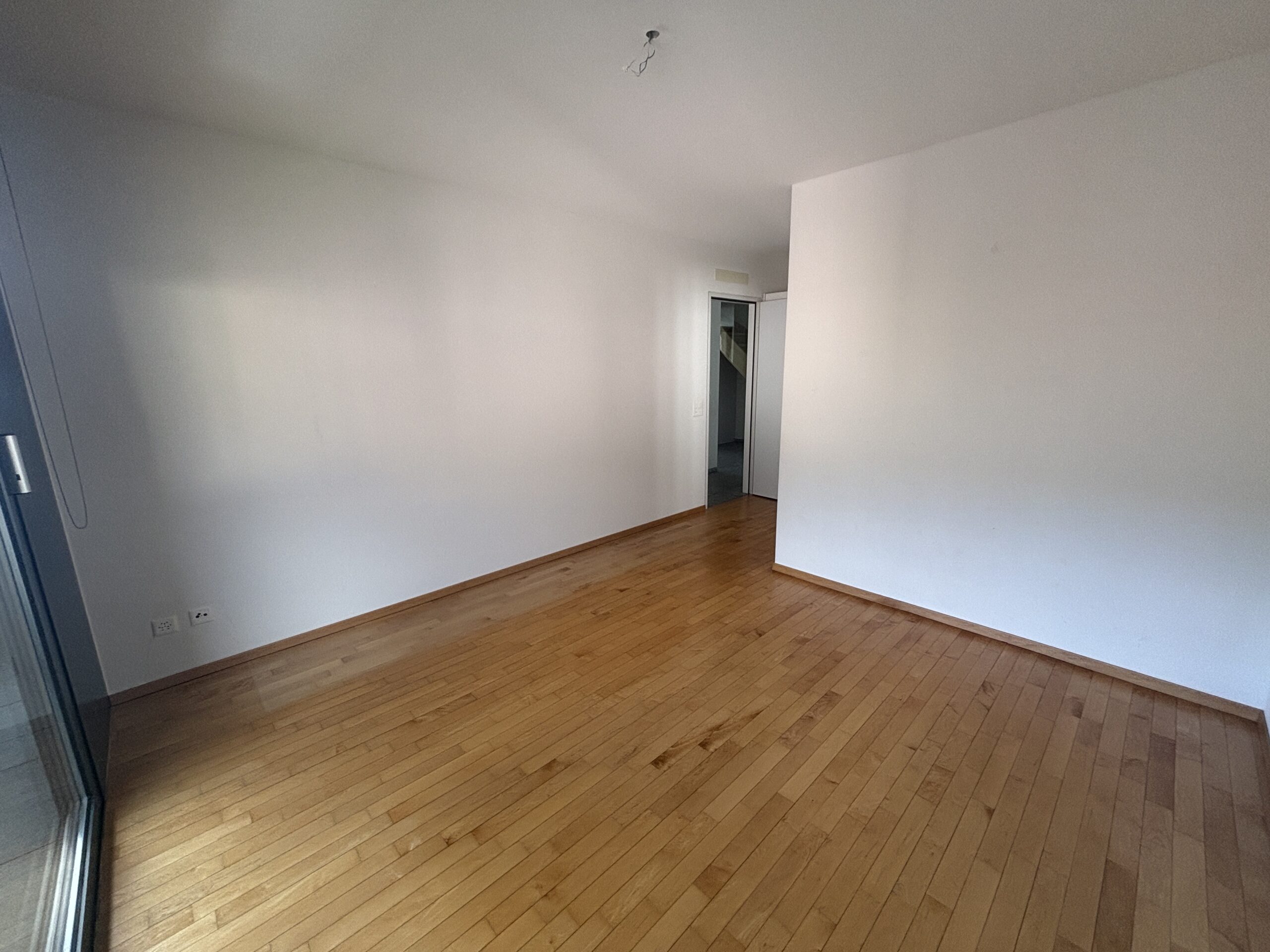 Leerer heller Raum mit Holzparkett