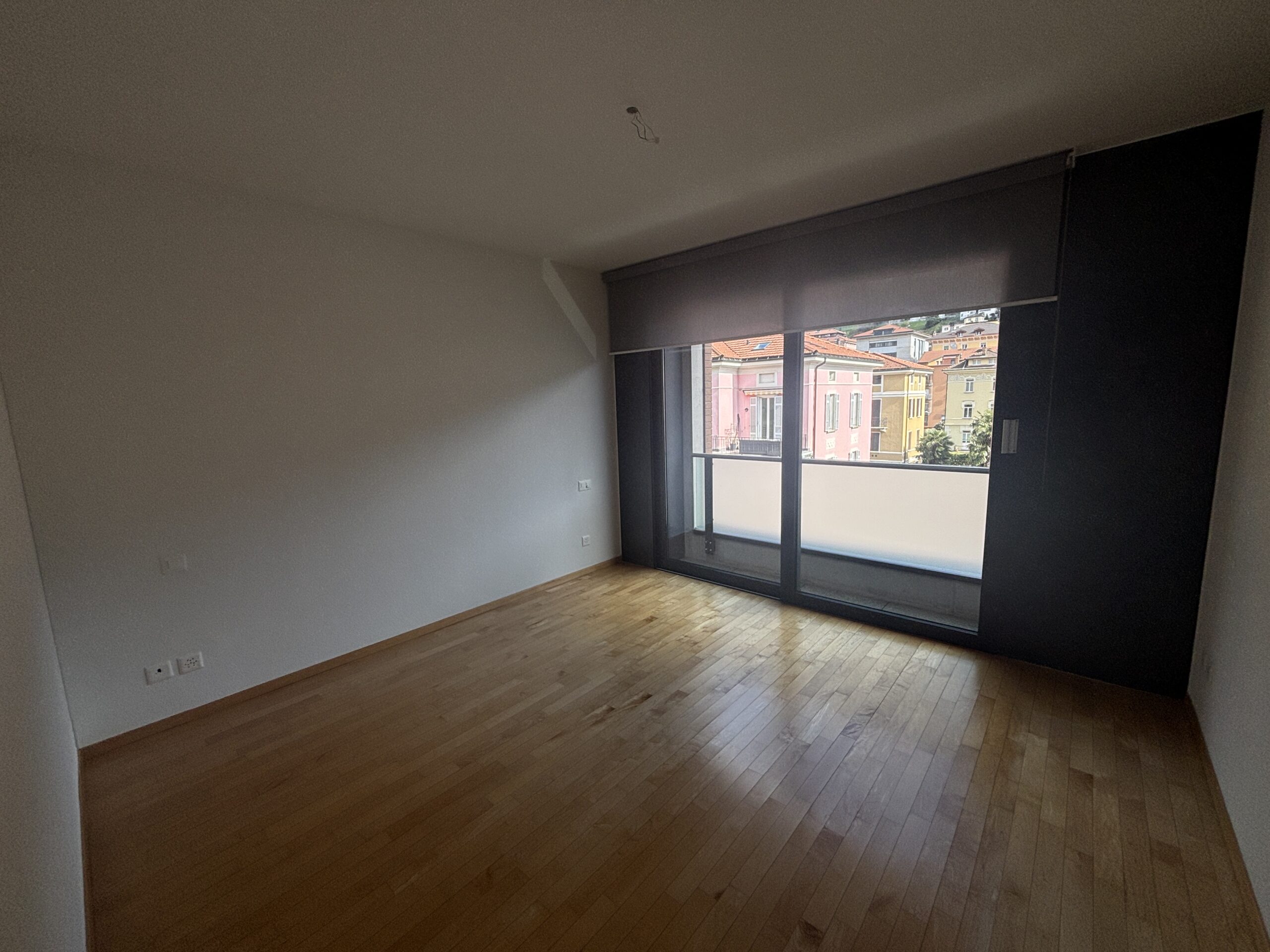 Leerer moderner Wohnraum mit Balkonblick