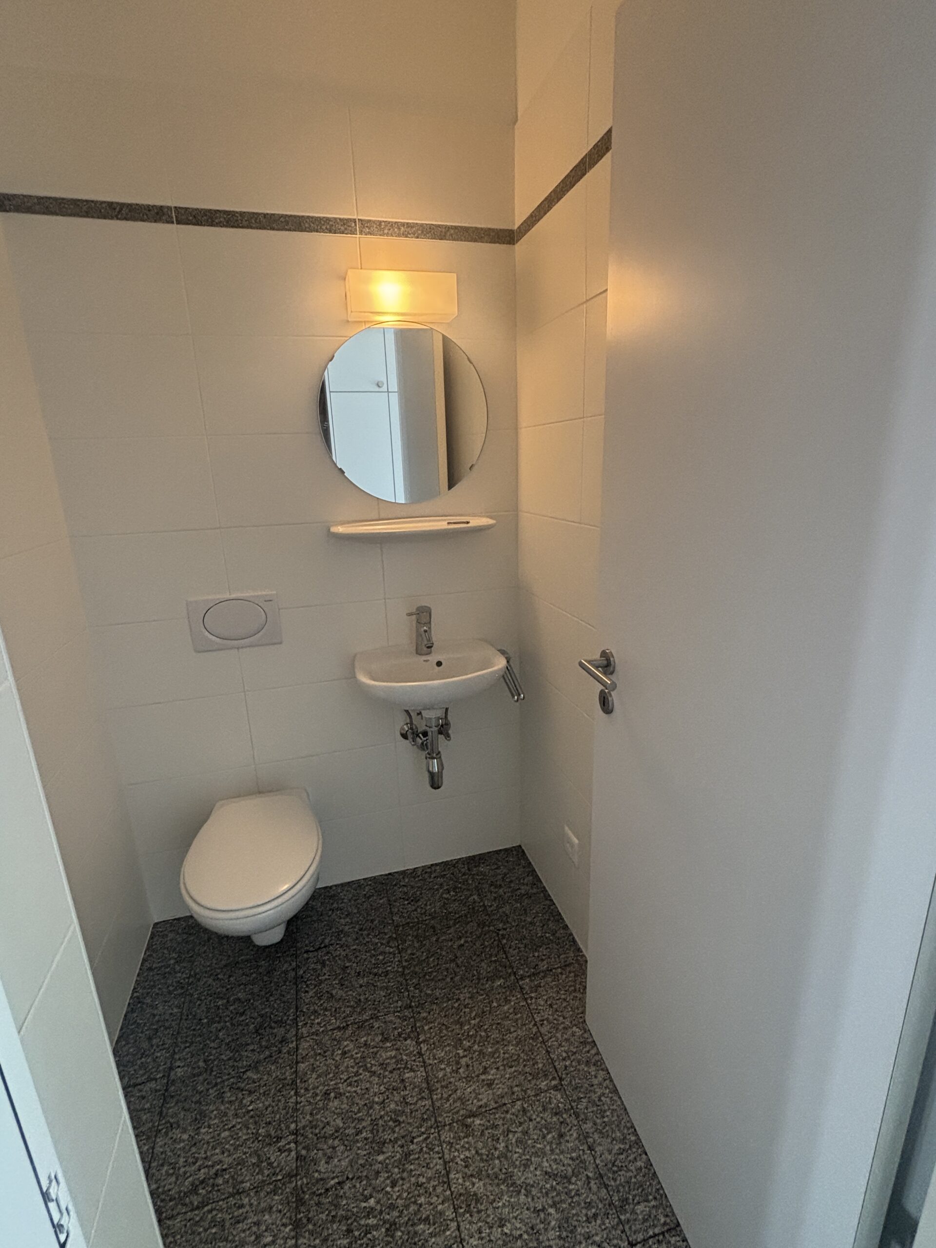 Kleines Gäste-WC mit Wand-WC und Handwaschbecken