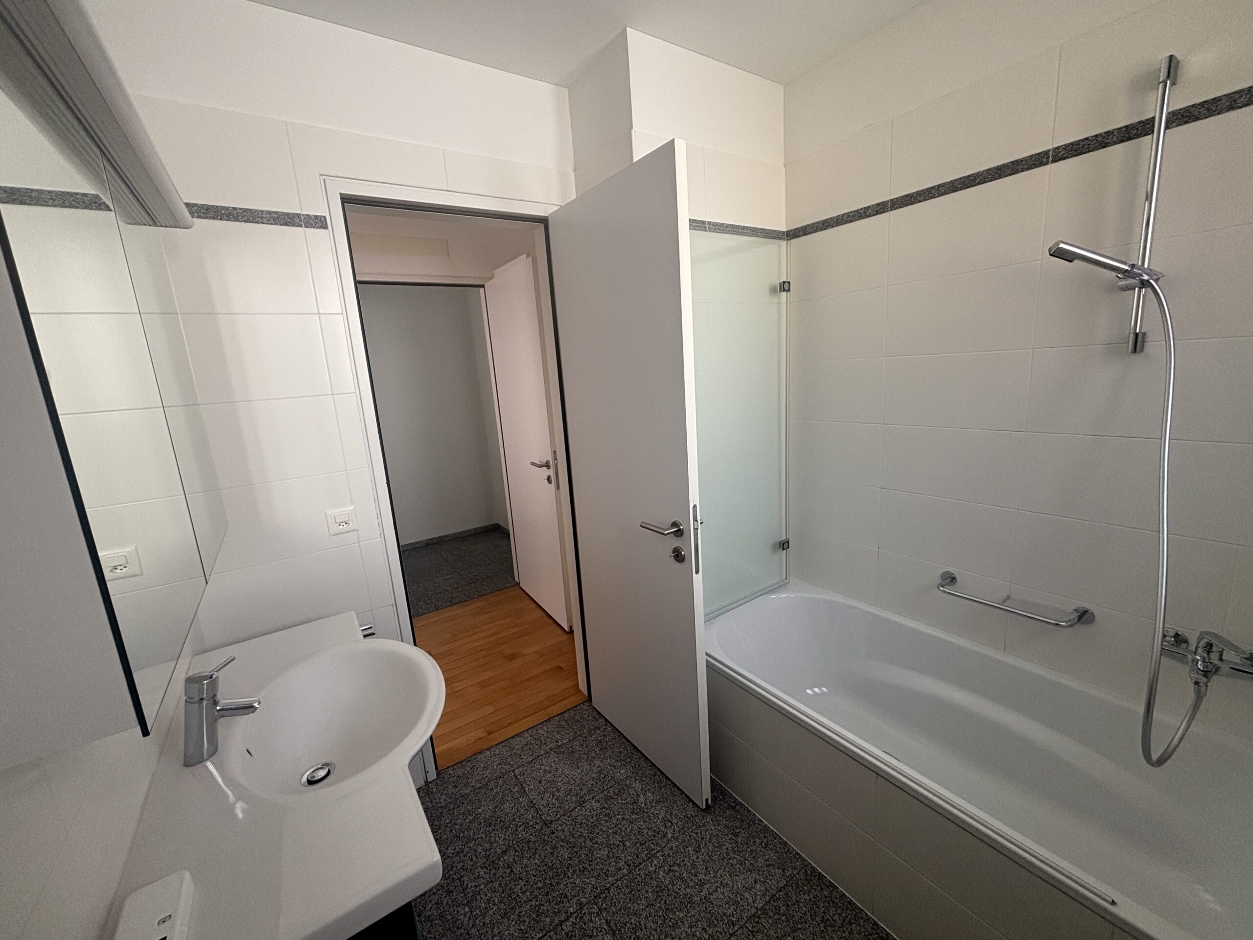Modernes Badezimmer mit Badewanne und Waschtisch