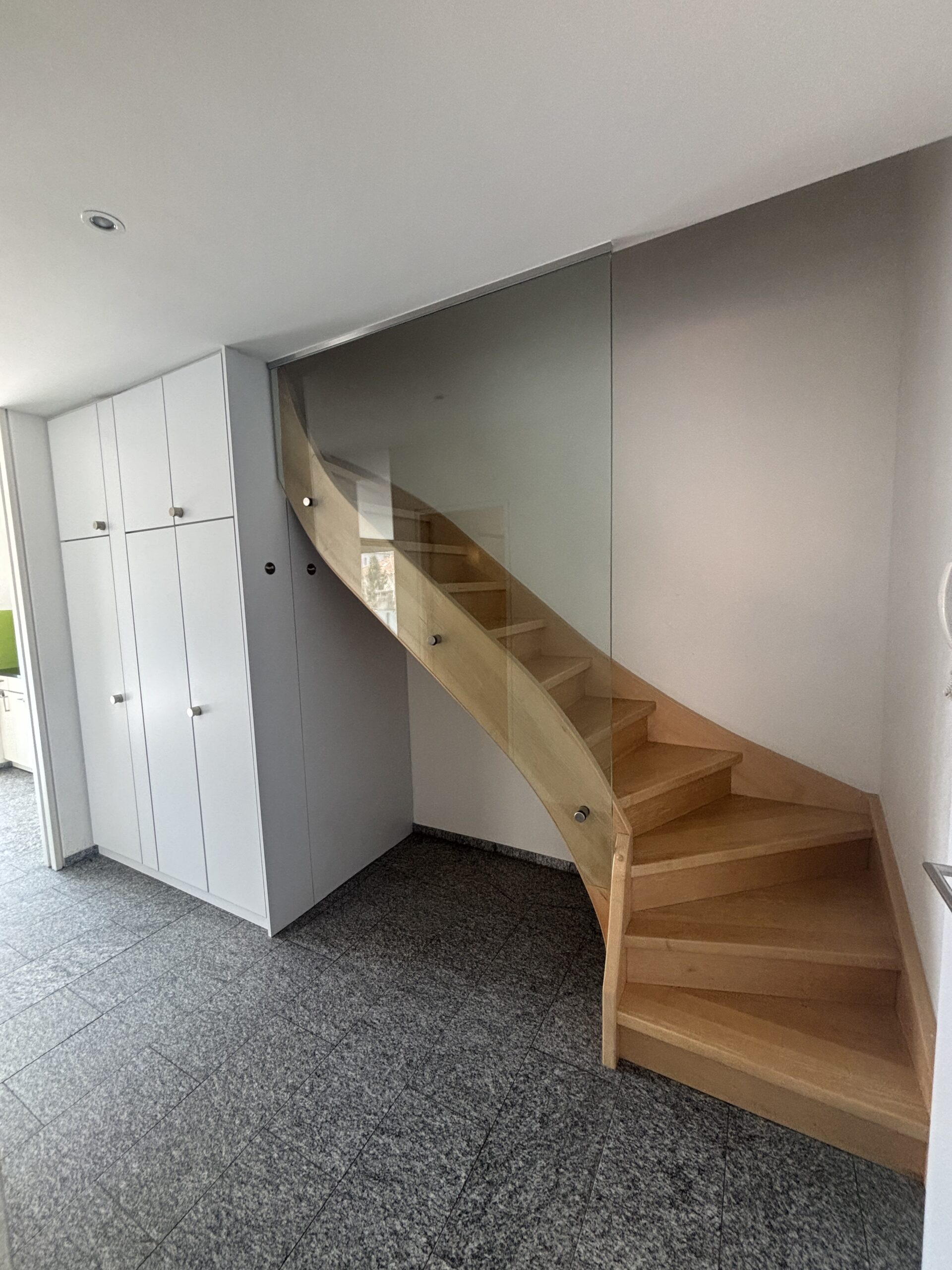 Treppenbereich mit Einbauschränken