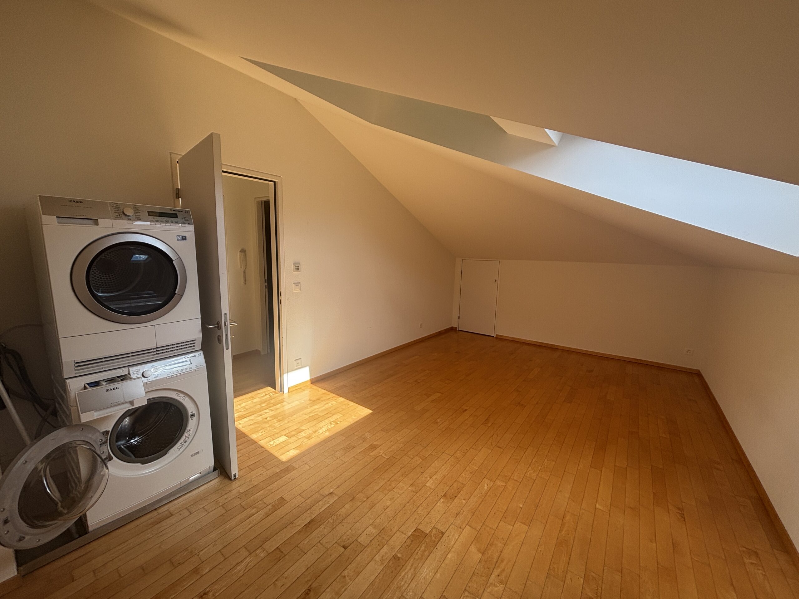 Dachgeschossraum mit Waschmaschinenanschluss