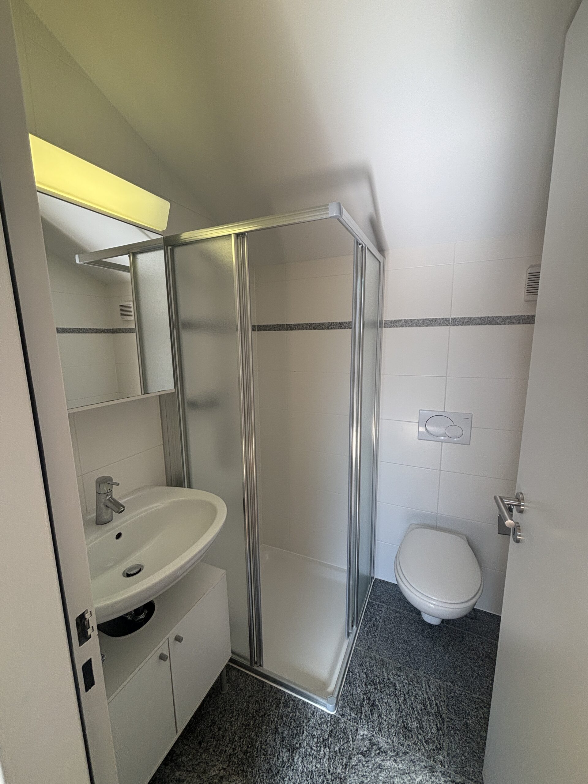 Kleines Bad mit Dusche und WC