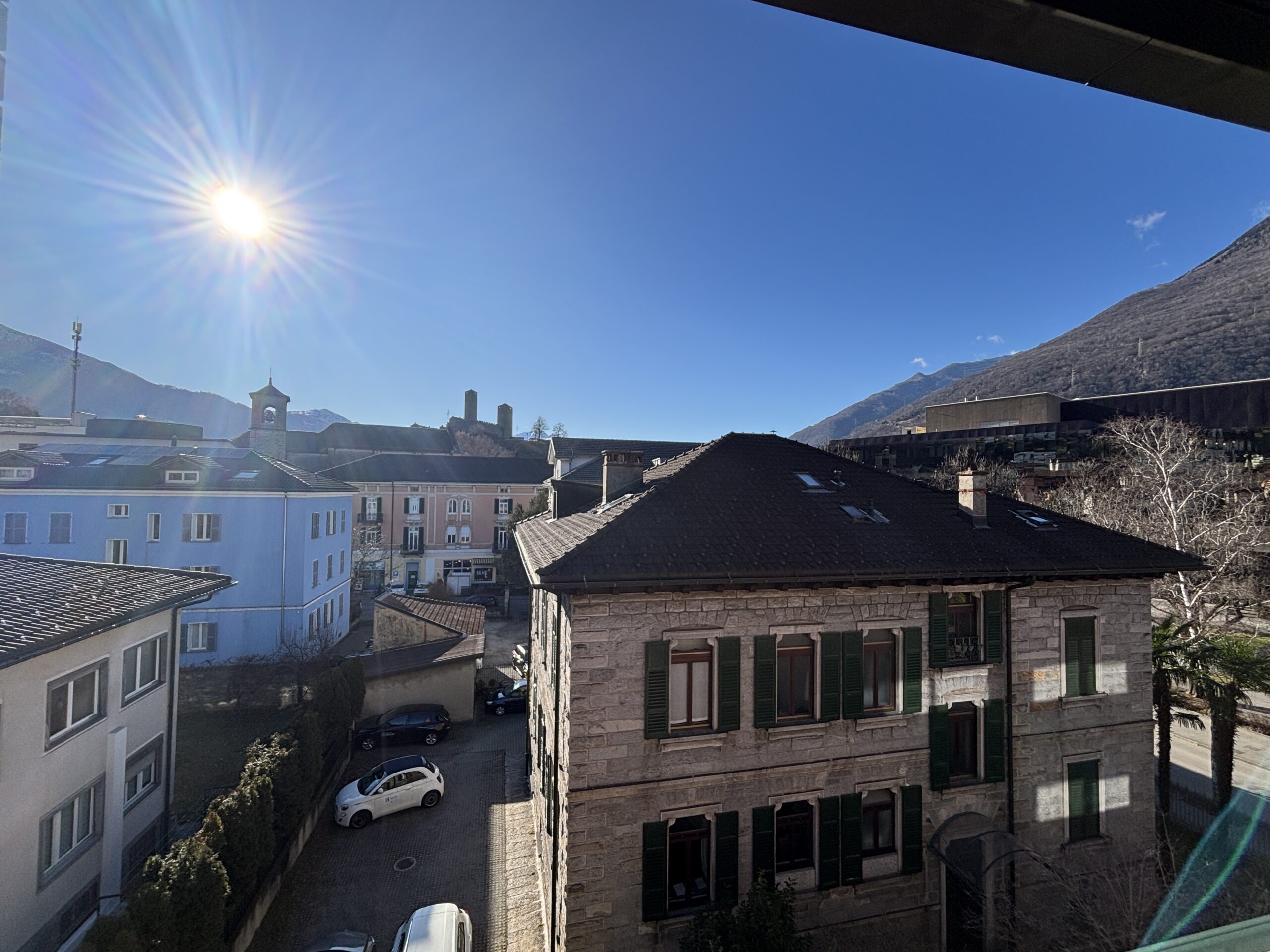 Städtischer Ausblick mit Bergen