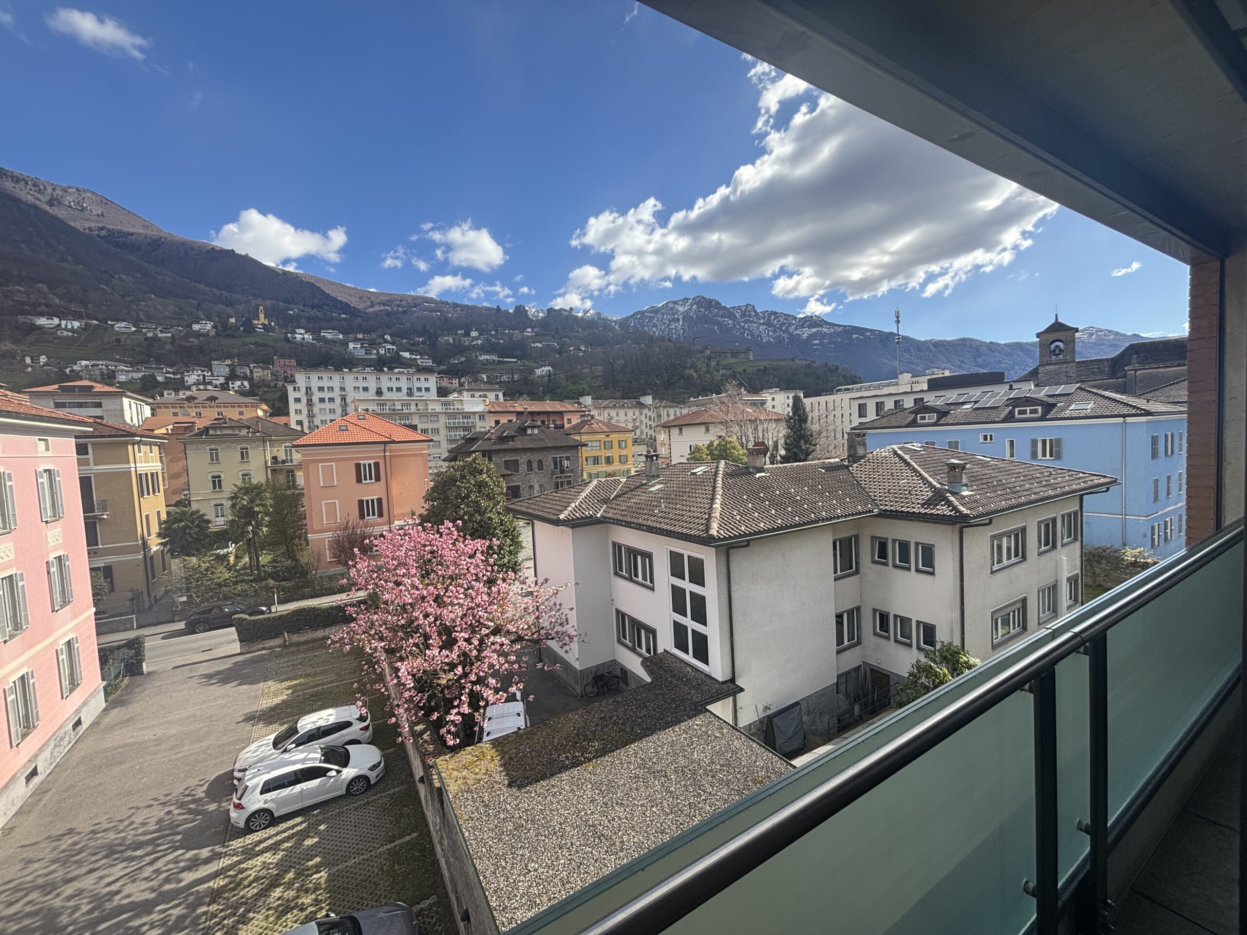 Balkonblick über die Stadt und die Berge