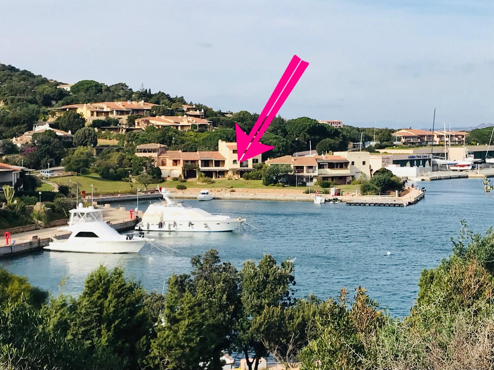 Yachthafen mit hervorgehobenem Küstenhaus