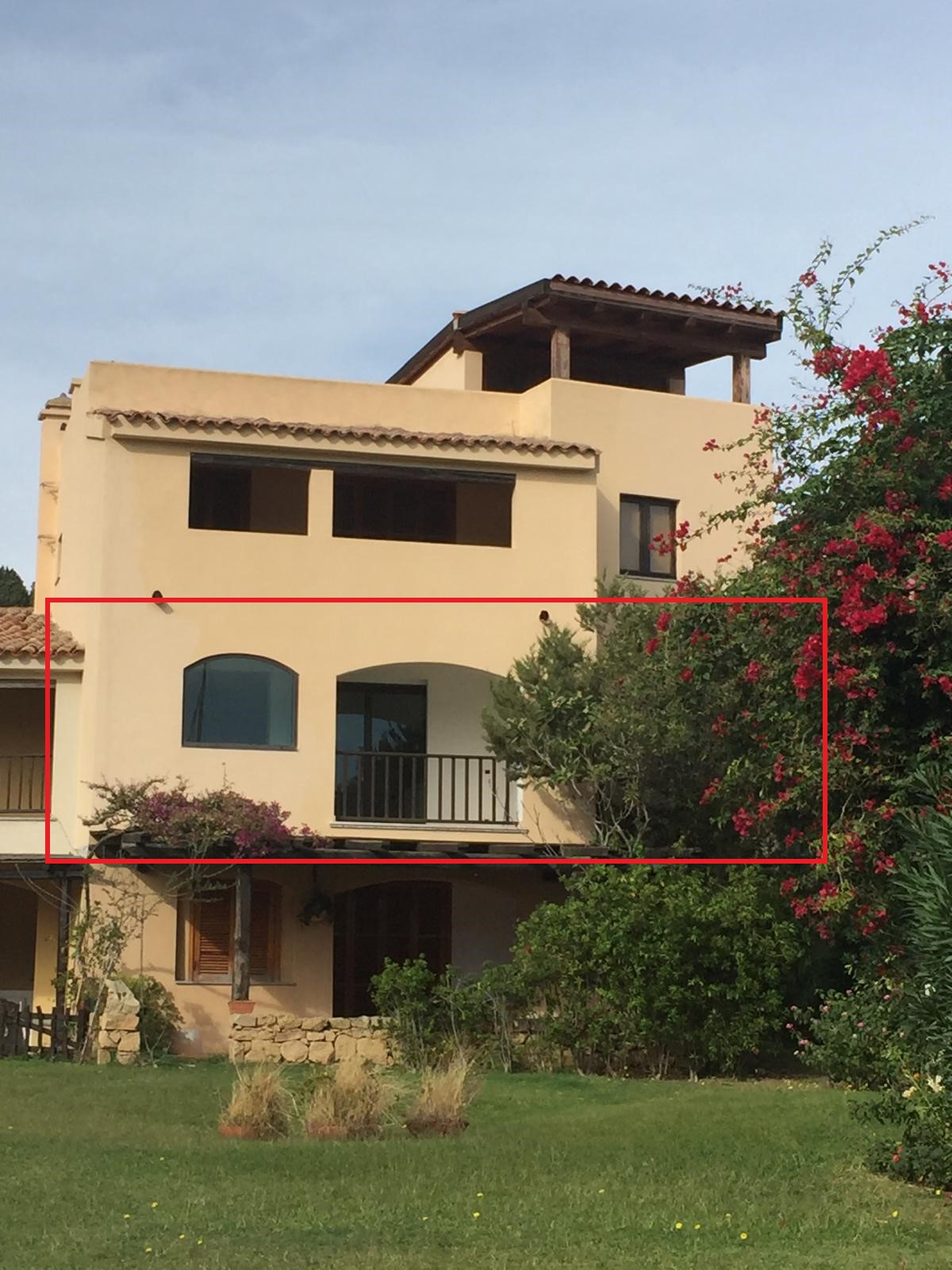 Mediterranes Wohnhaus mit Garten