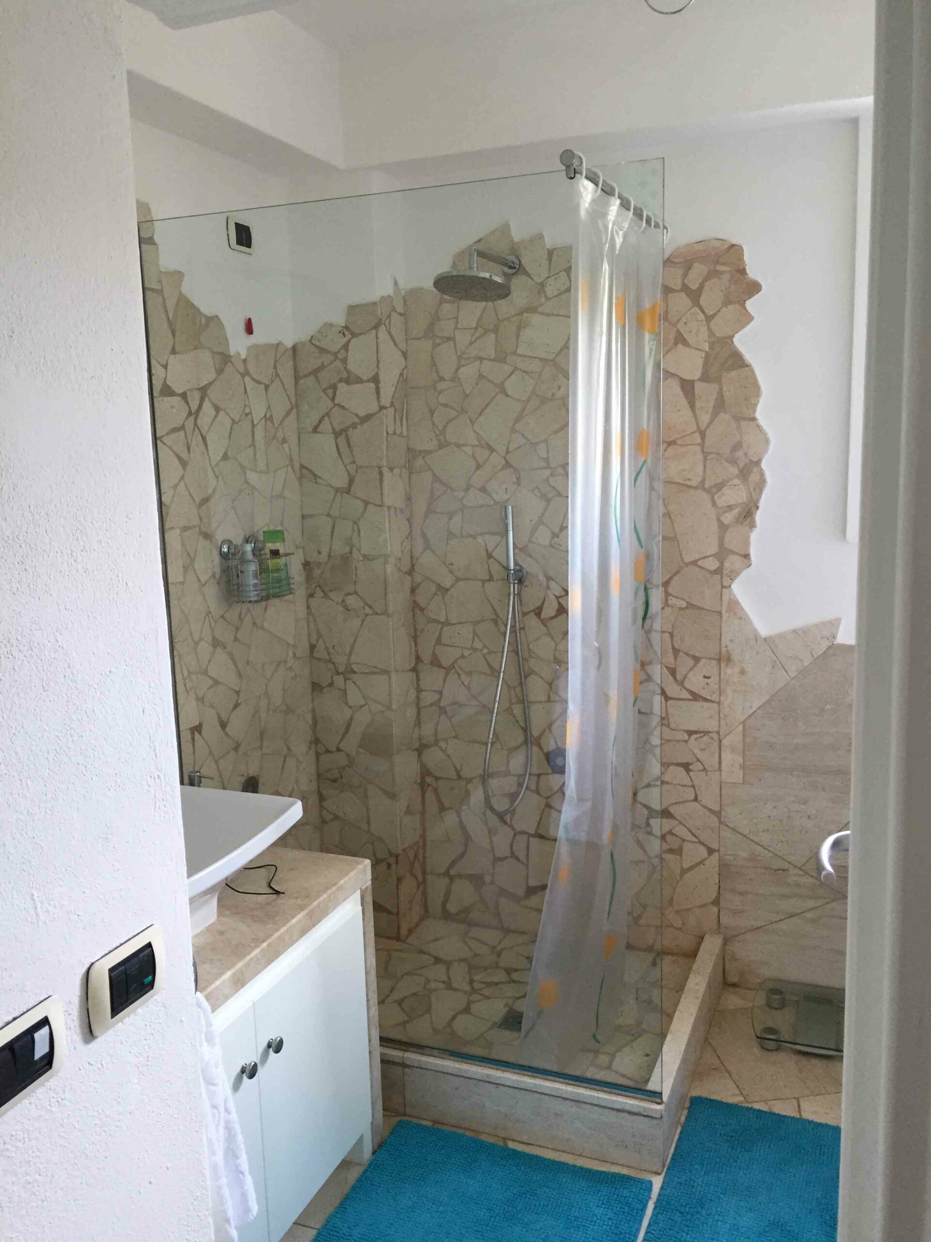 Badezimmer mit begehbarer Dusche