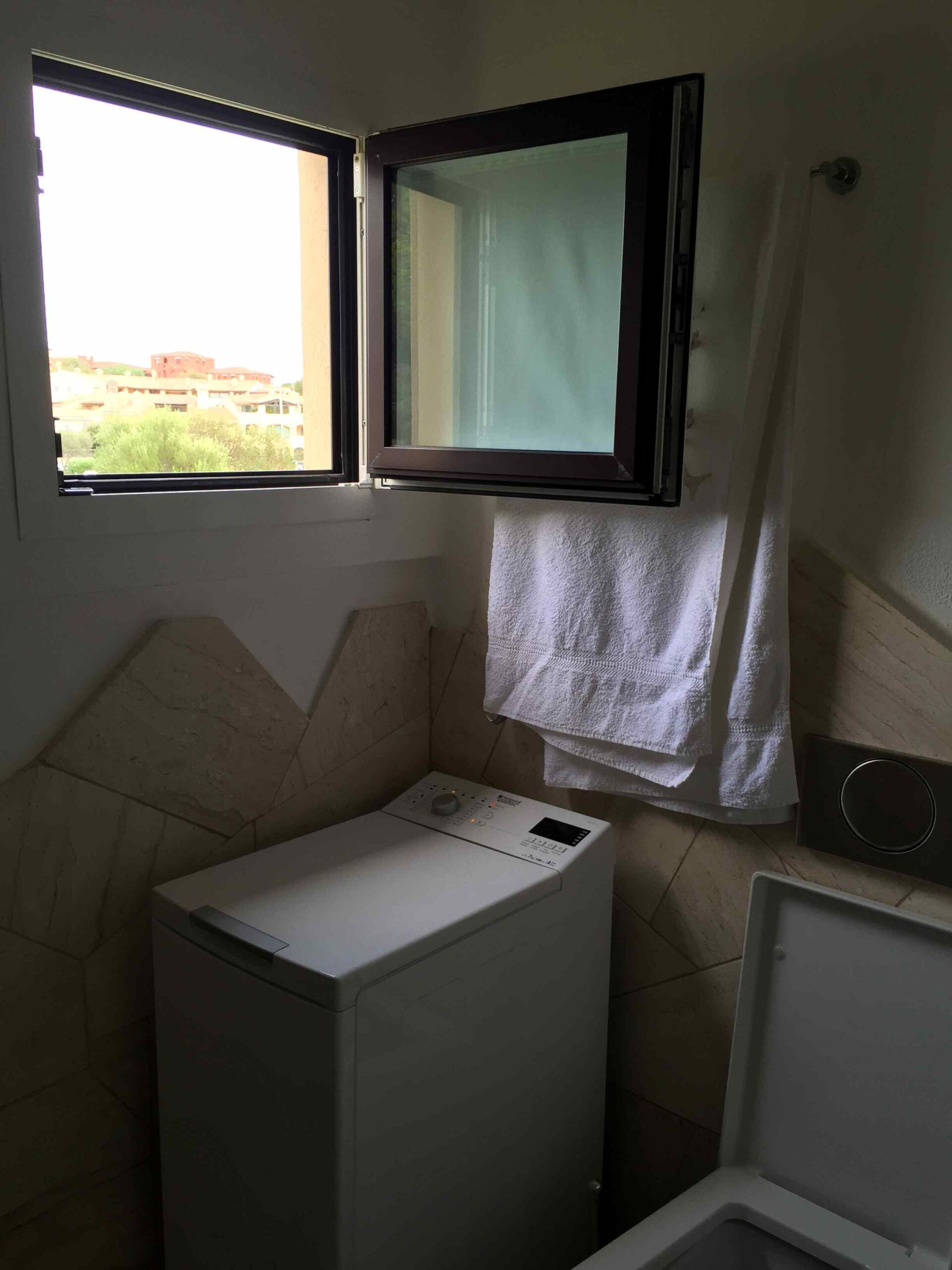 Badezimmer mit Fenster und WC