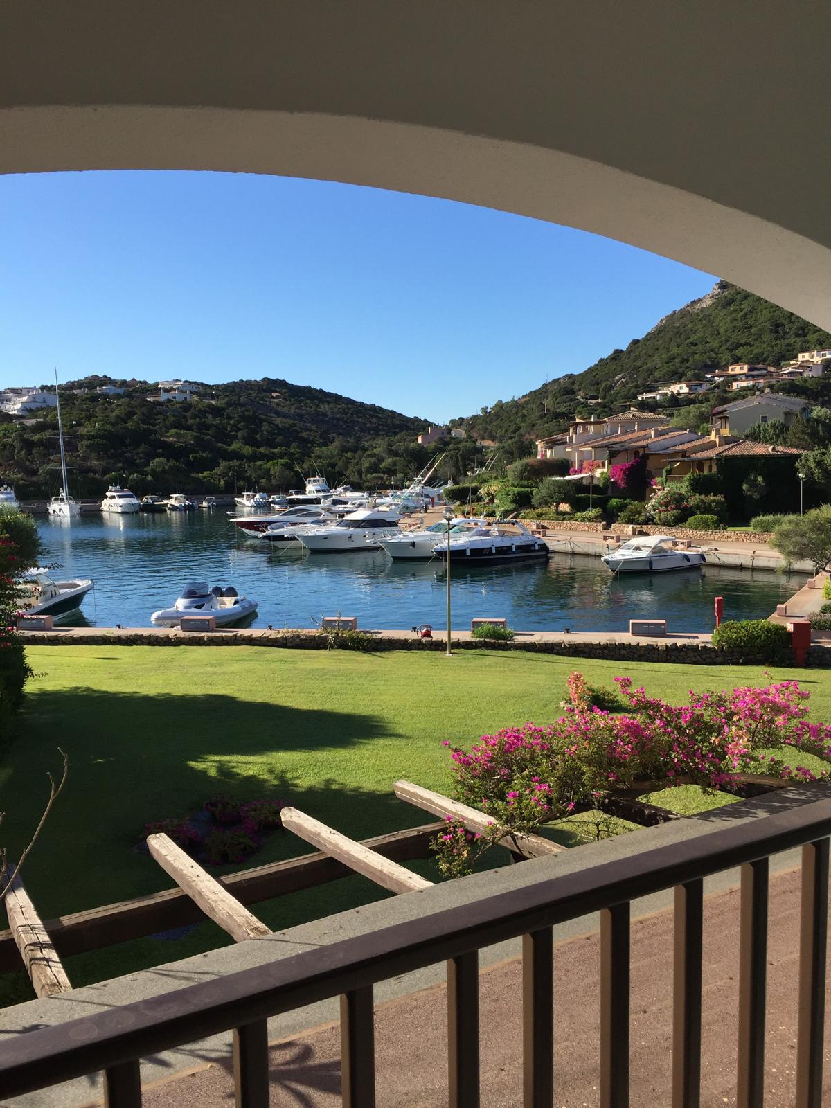 Blick auf eine Hafenbucht mit Yachten und Meerblick