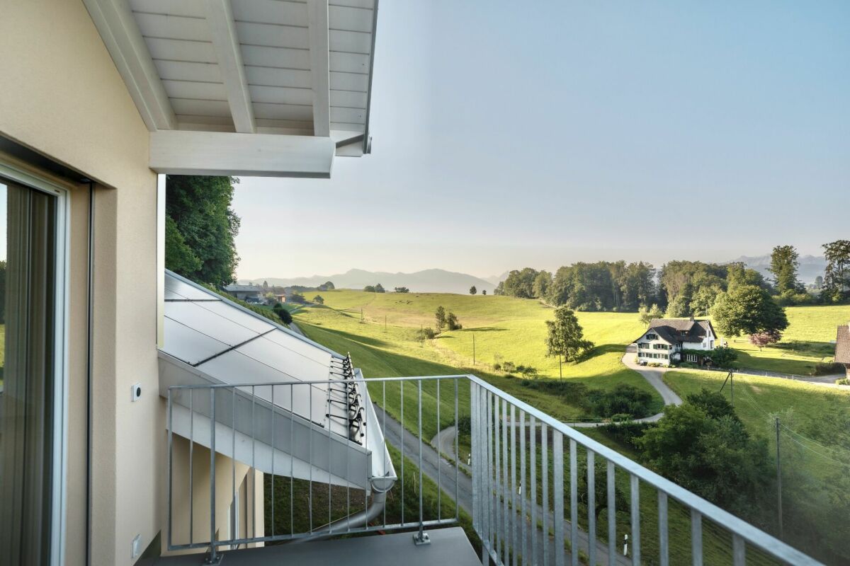 Balkon mit weitem Grünblick