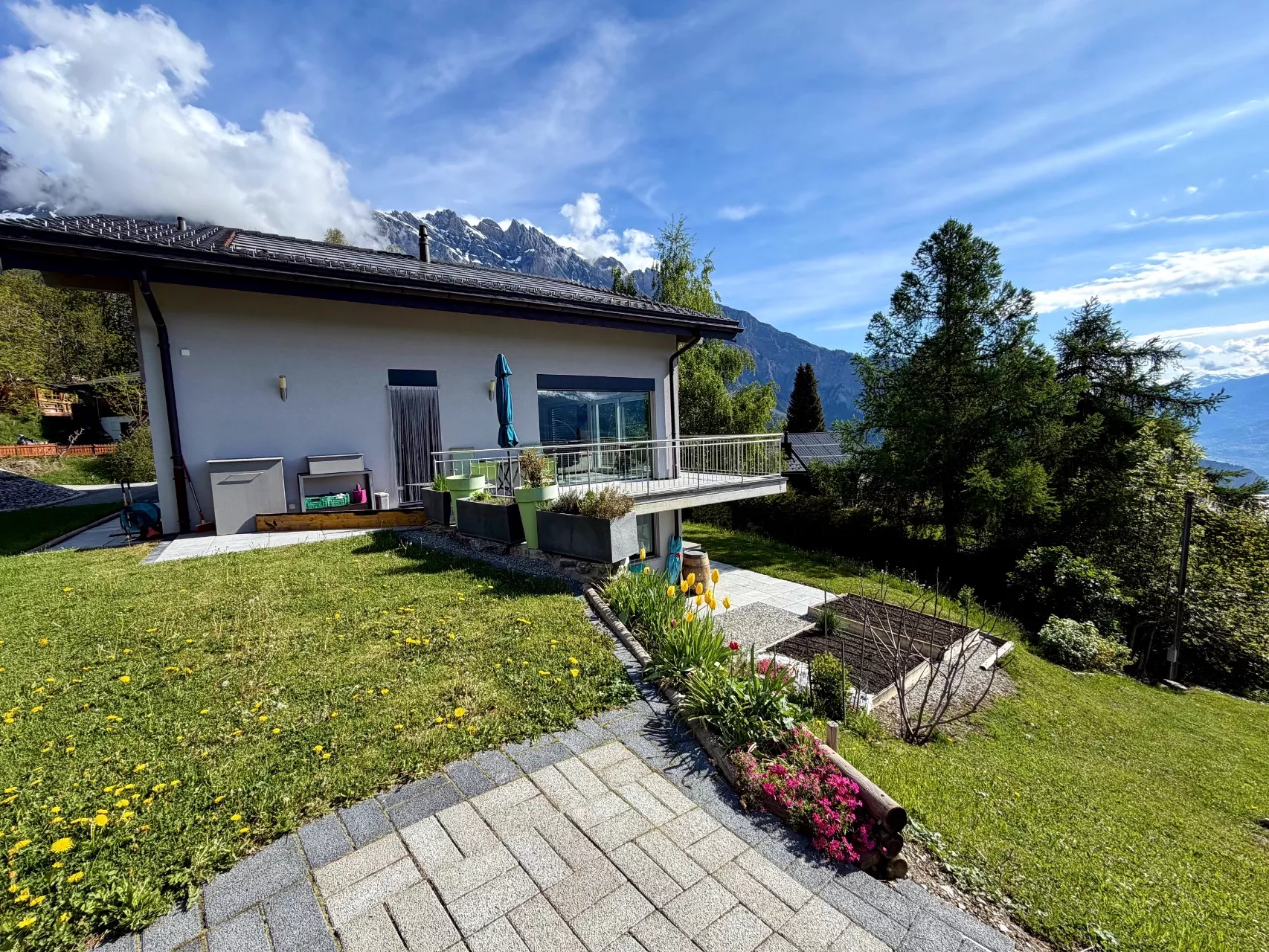Berghaus mit Garten und Terrasse
