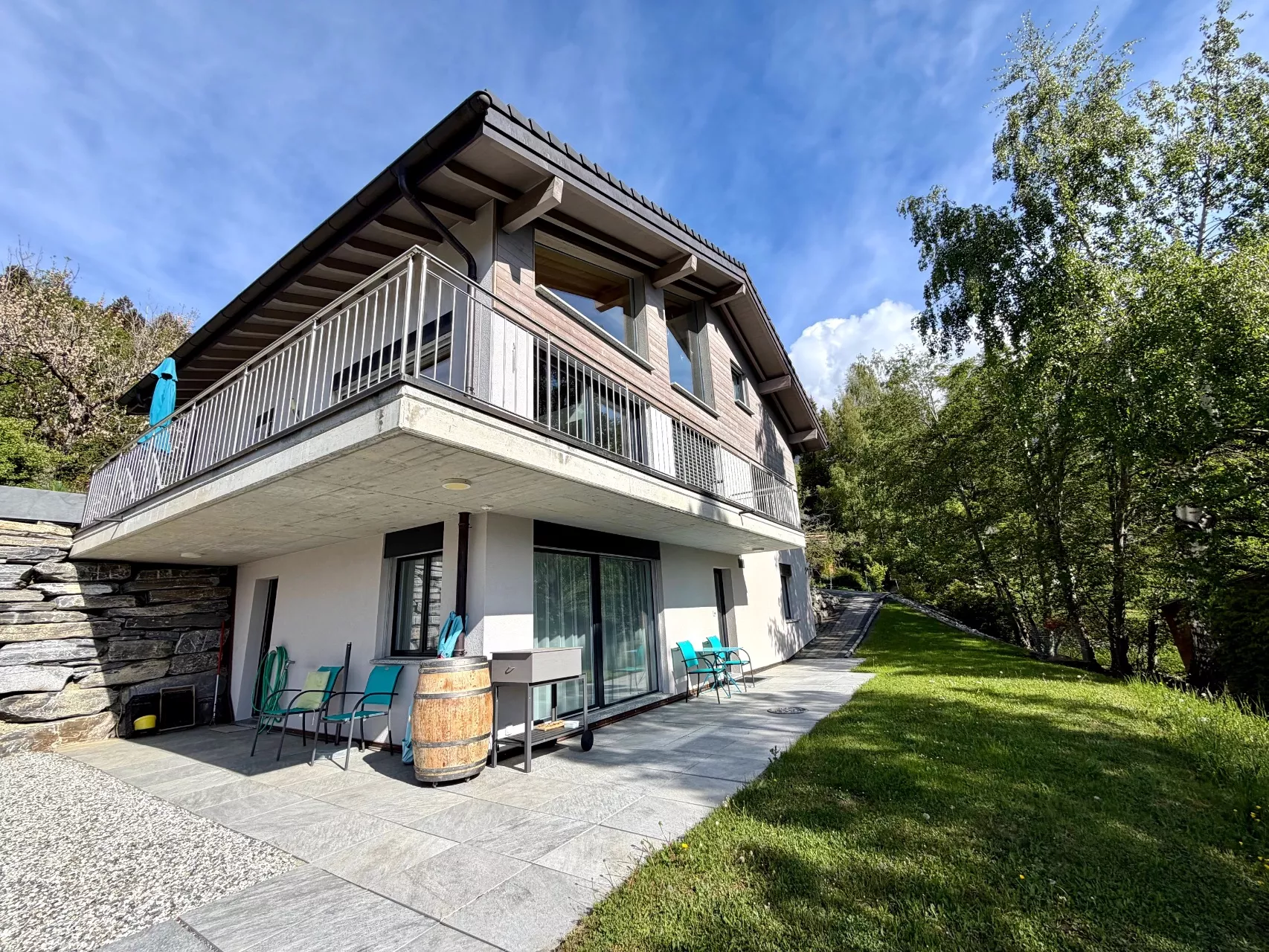 Modernes Einfamilienhaus mit Balkon und Garten