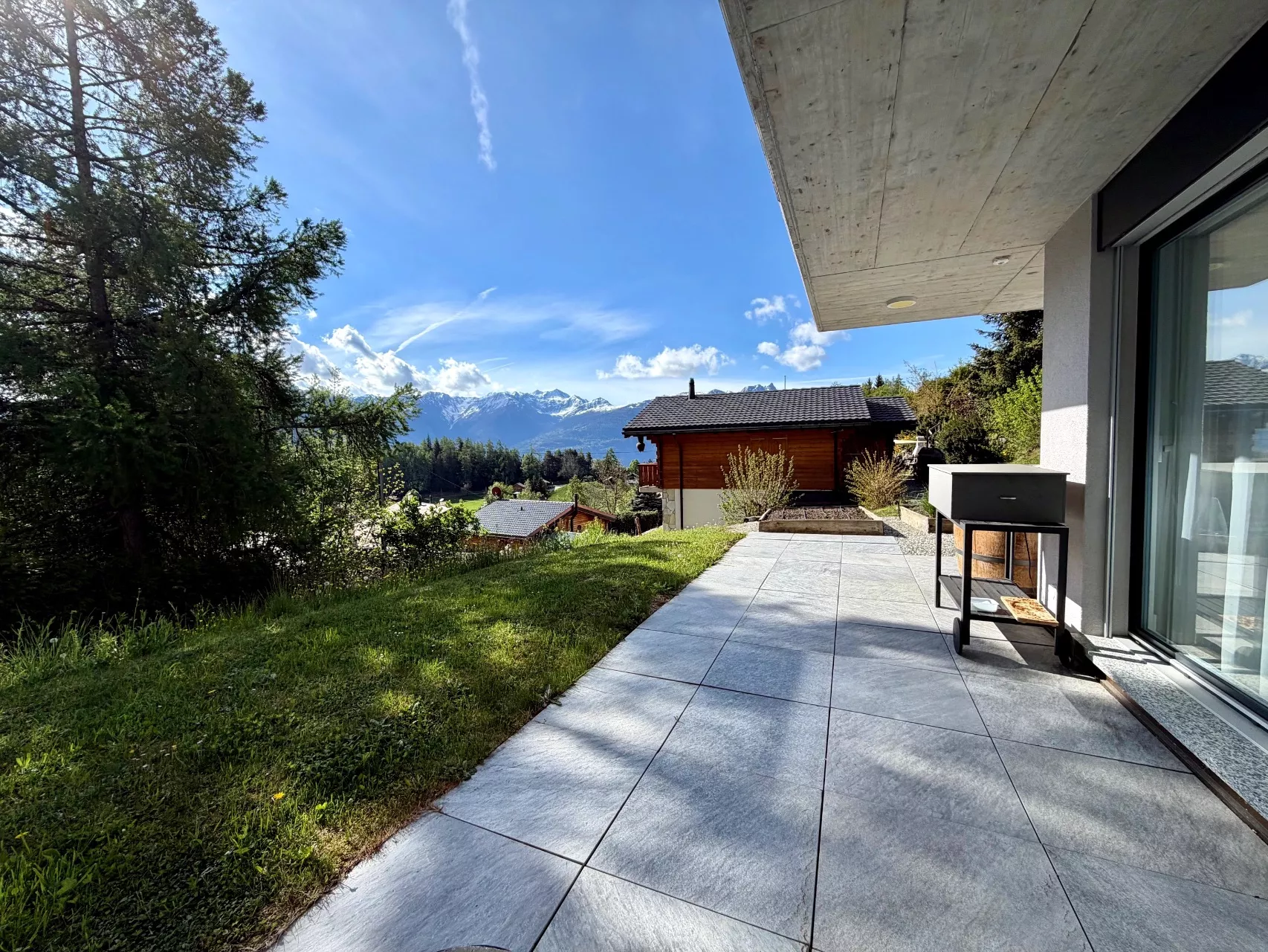 Moderne Terrasse mit Bergblick