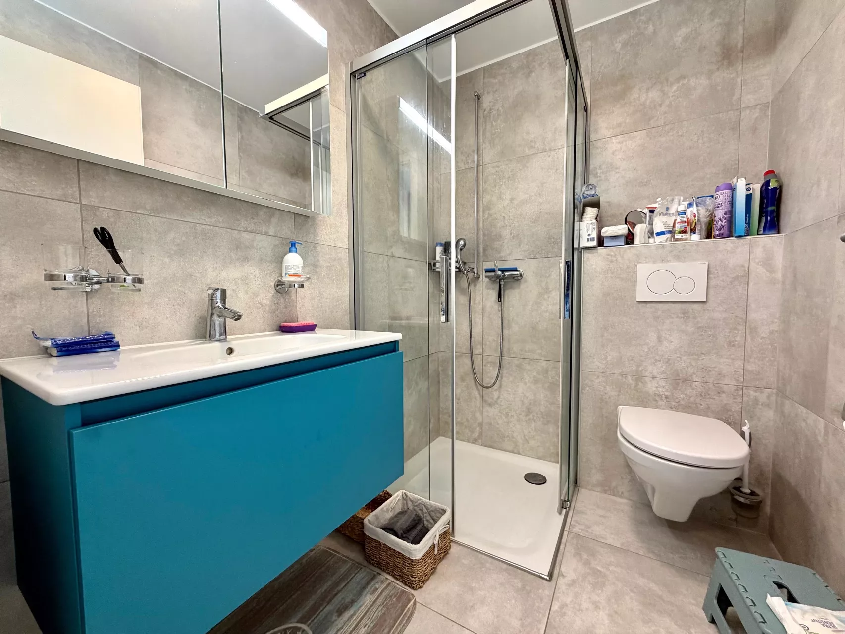 Modernes Bad mit Dusche und Wand-WC