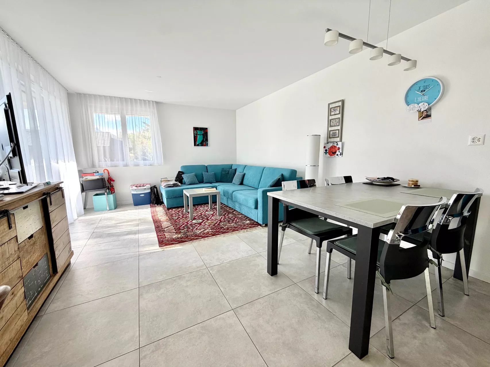 Heller Wohn- und Essbereich mit Sofa und Esstisch