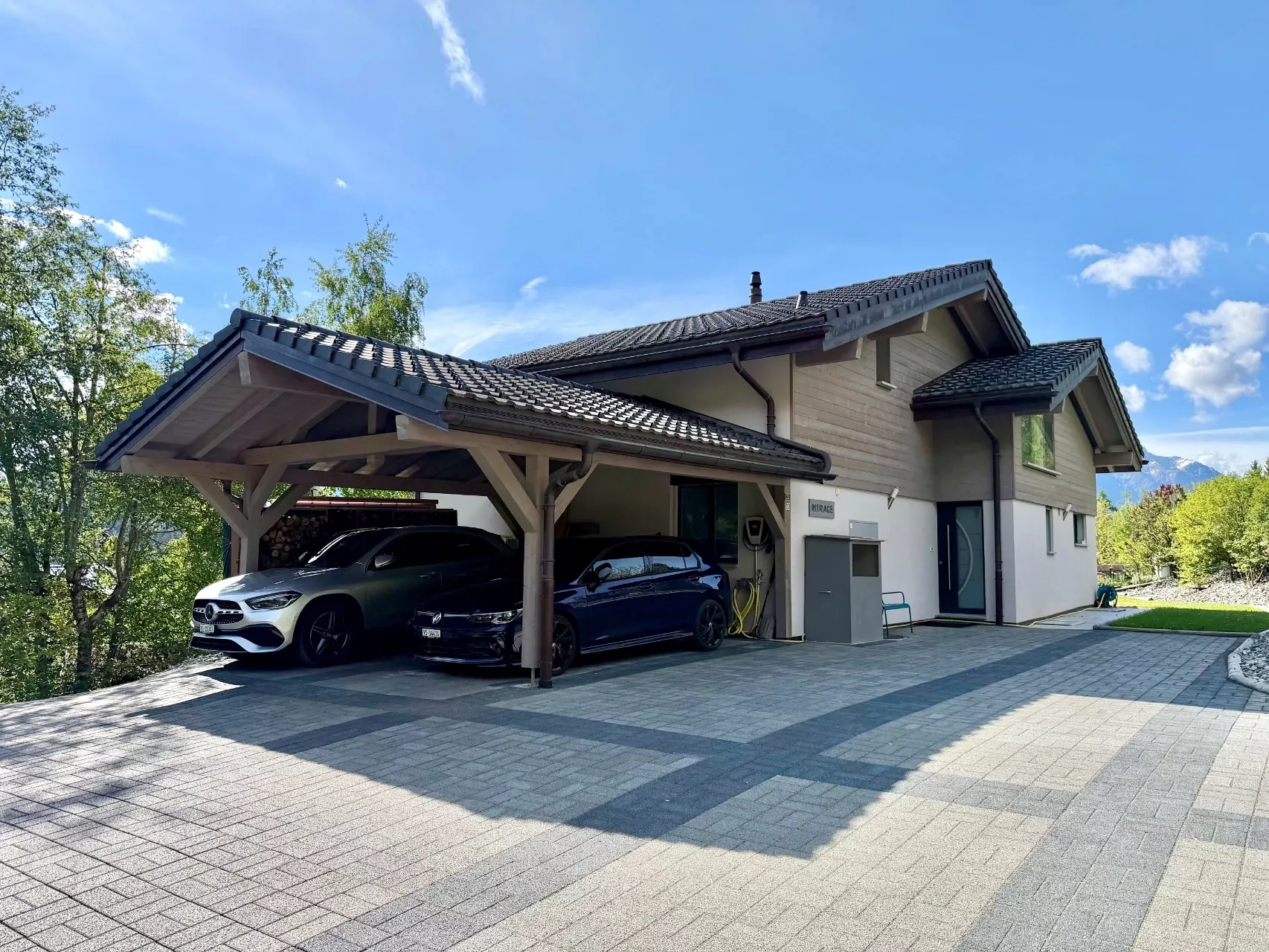 Modernes Haus mit Doppelcarport