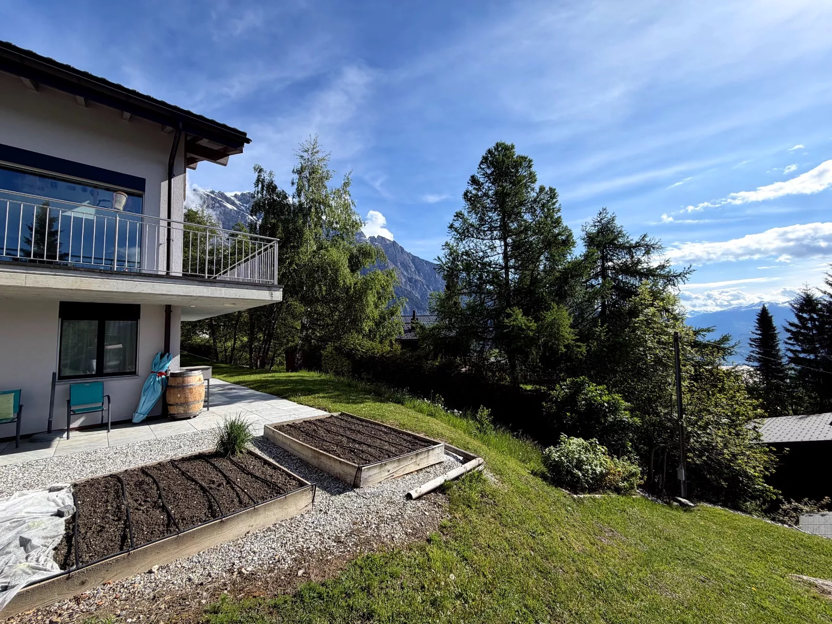 Bergblick von Terrasse und Garten