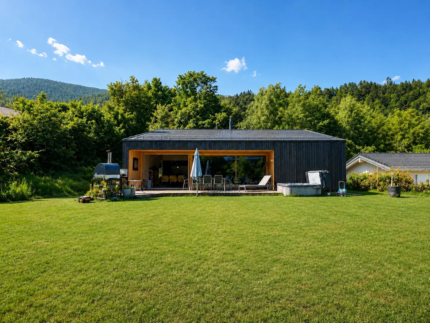 Modernes Ferienhaus mit Garten und Terrasse