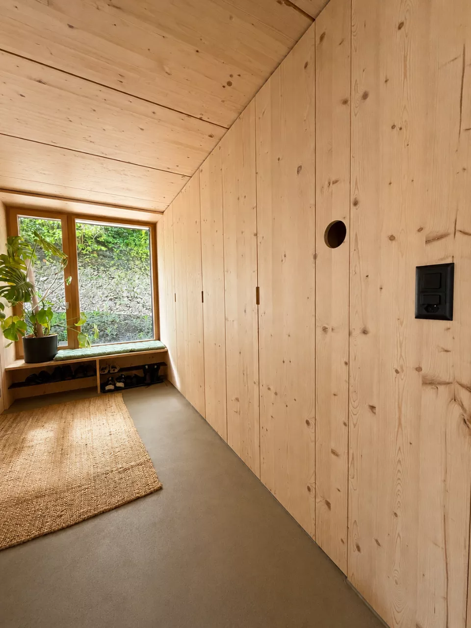 Holzverkleideter Flur mit Fensterbank