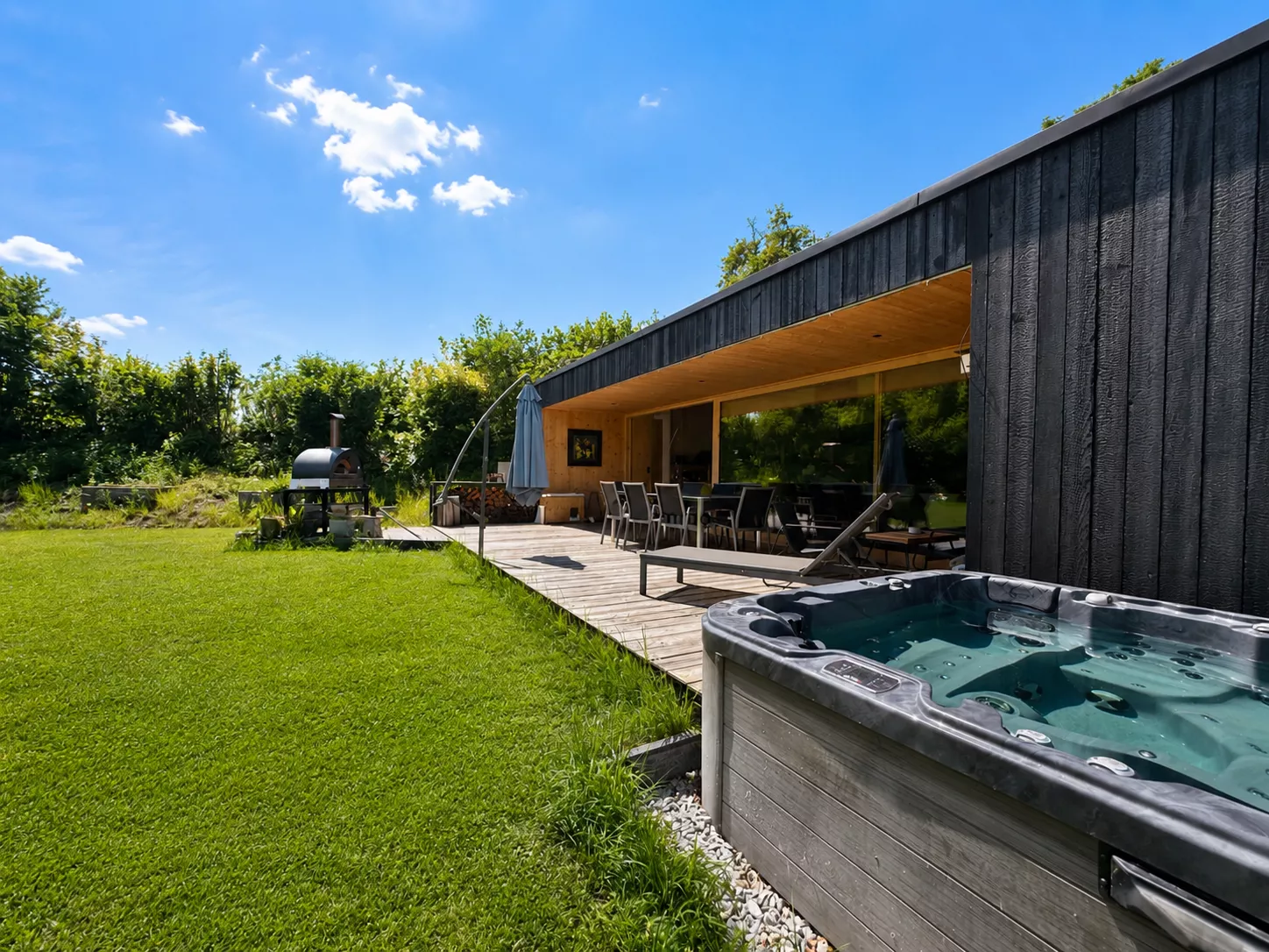 Moderner Außenbereich mit Terrasse und Whirlpool