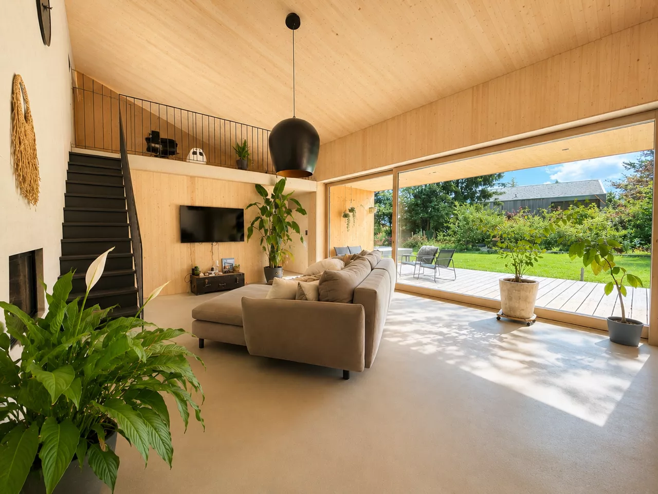 Modernes Wohninterieur mit Blick in den Garten