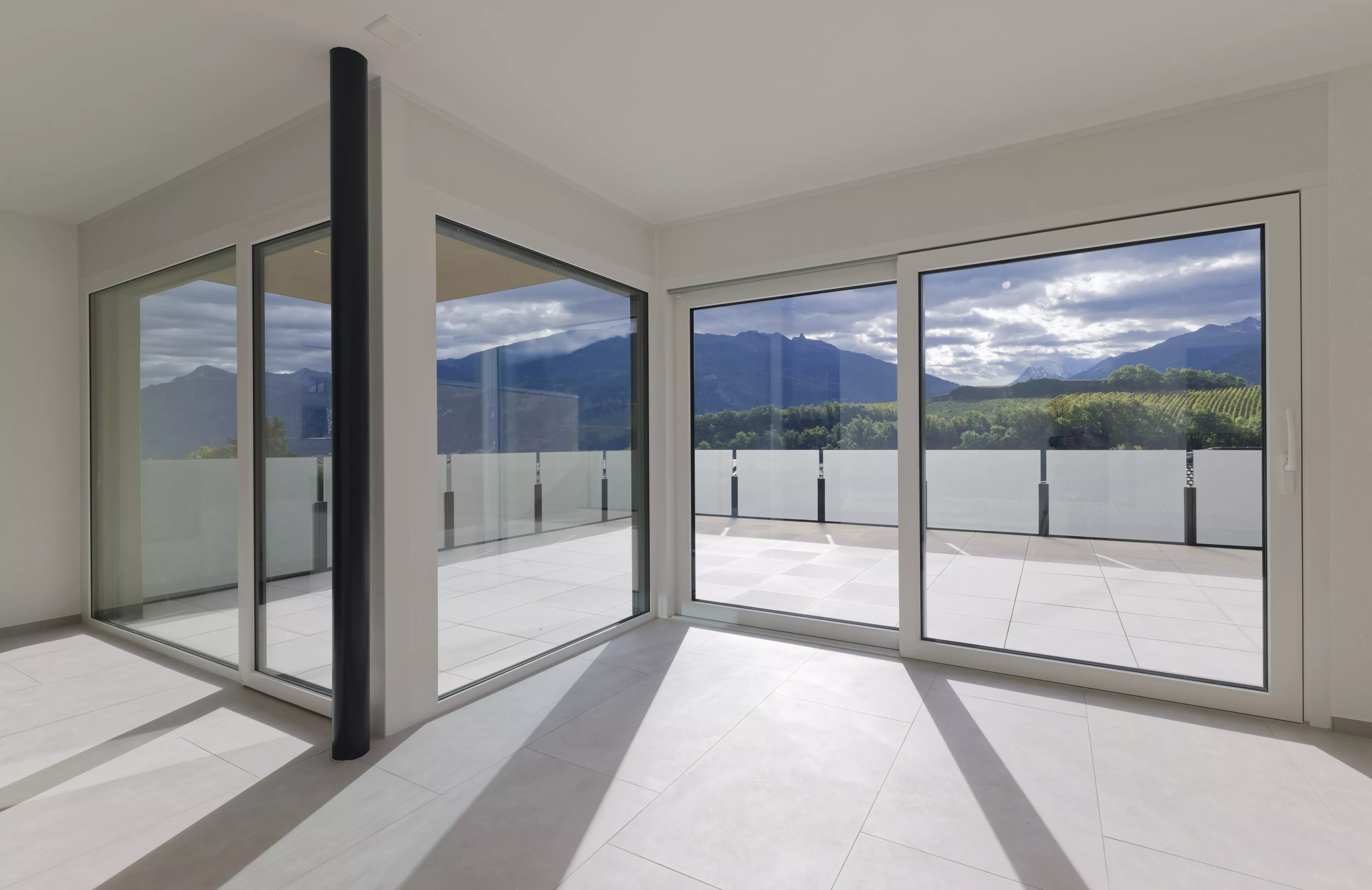 Heller Raum mit Panoramafenstern und Bergblick