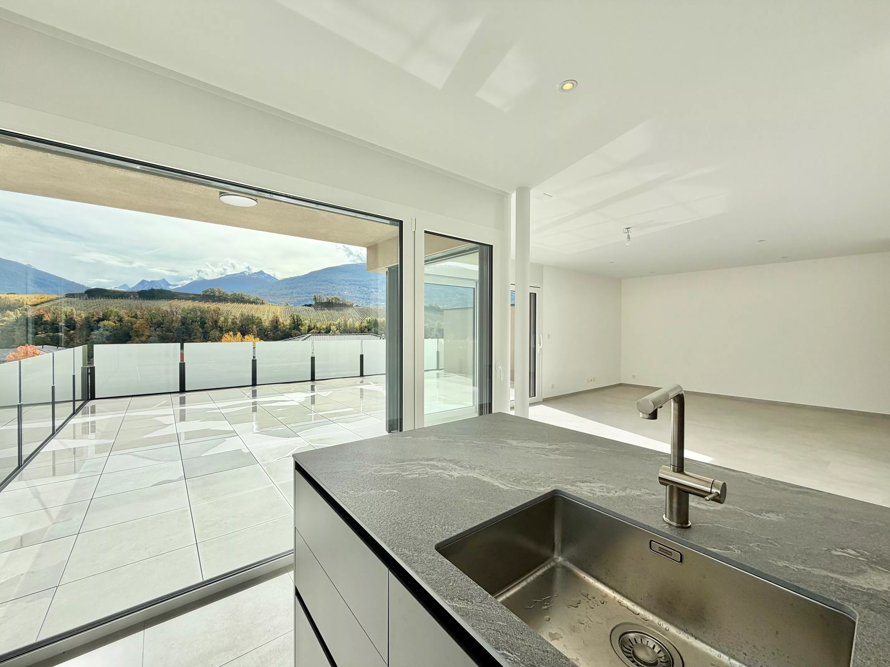 Offene Wohnküche mit Terrasse und Bergblick