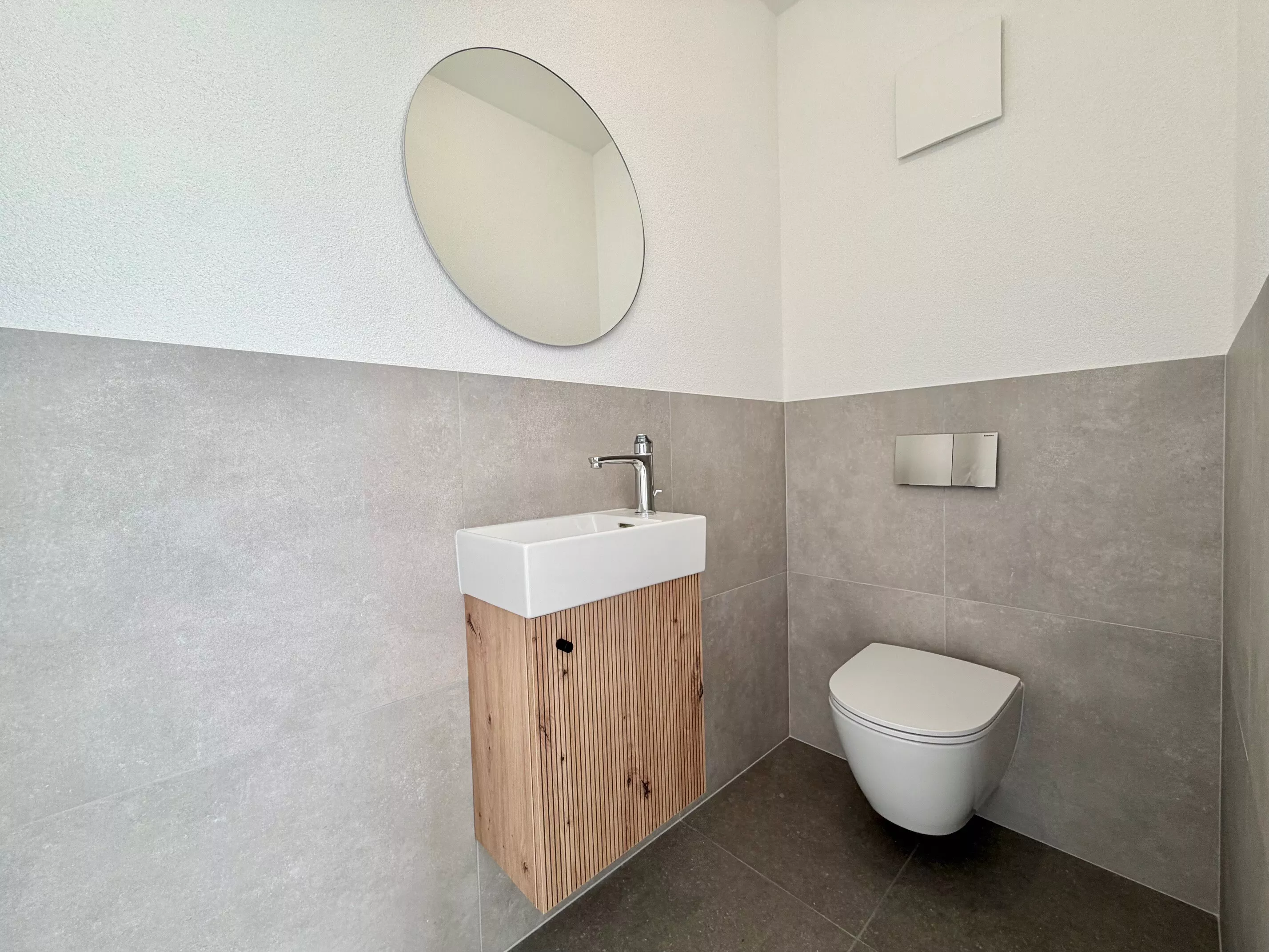 Modernes Gäste-WC mit Wand-WC und Handwaschbecken