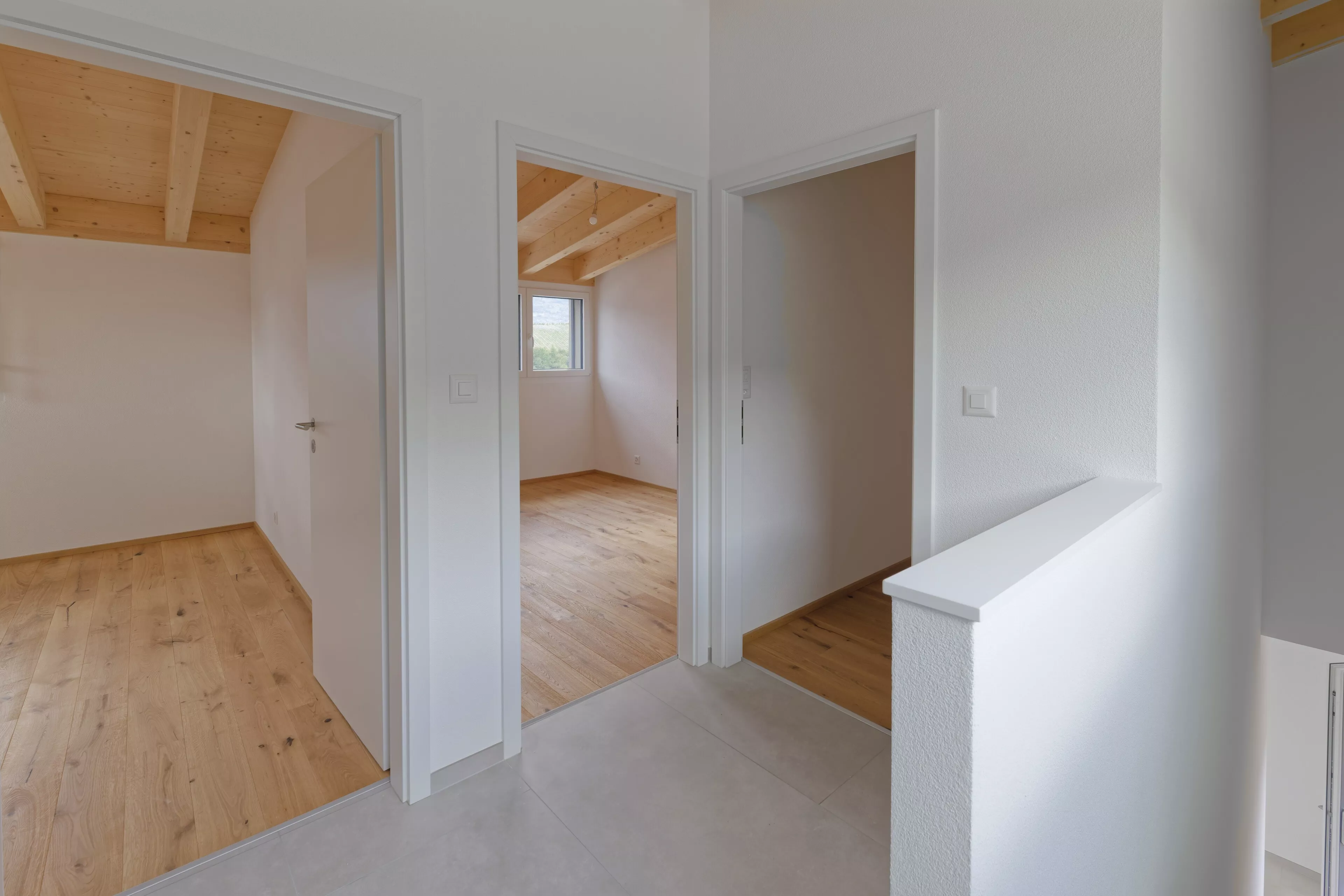 Offener Flur mit Holzböden und sichtbarer Dachkonstruktion