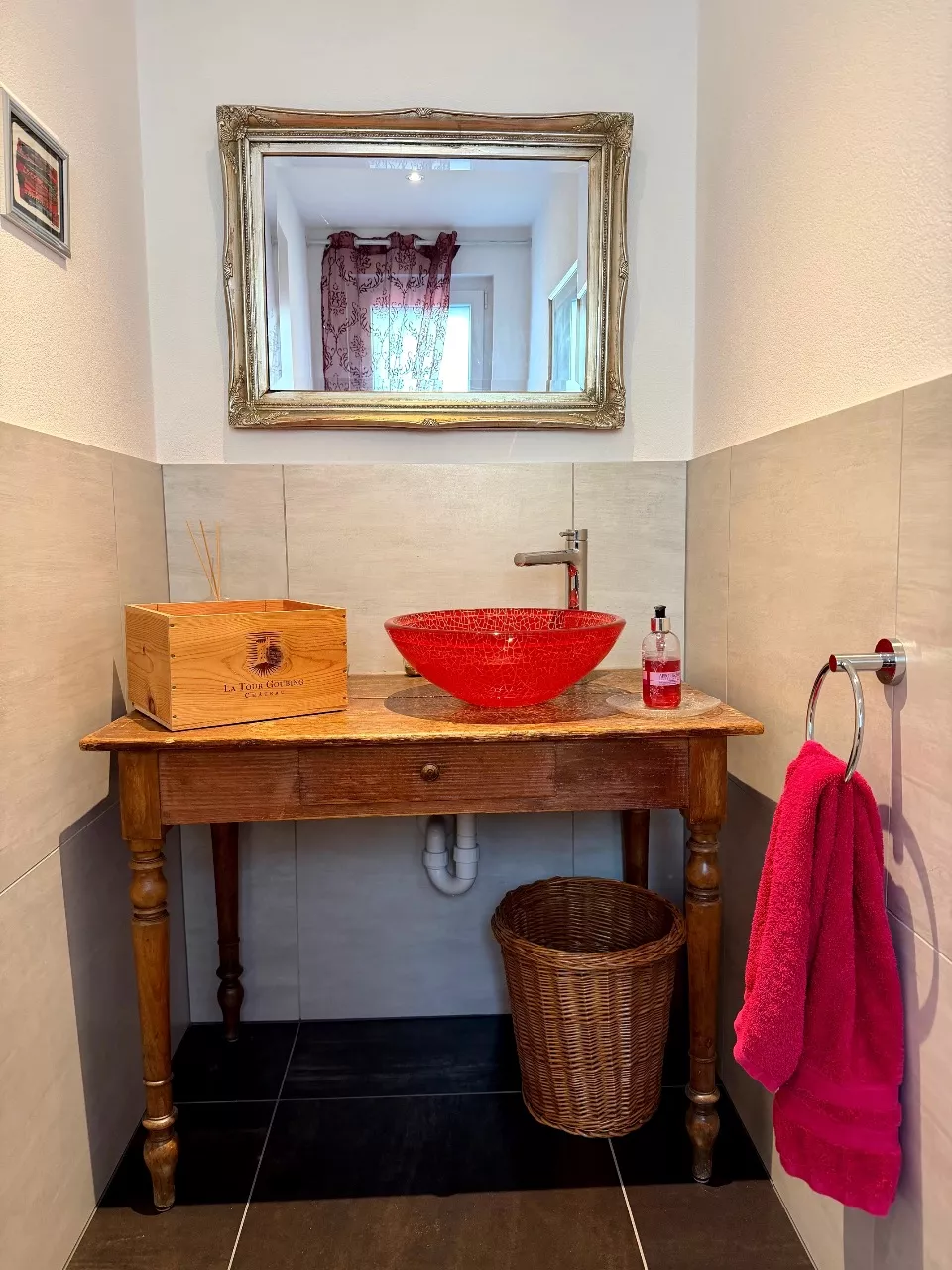 Gäste-WC mit rustikalem Waschtisch