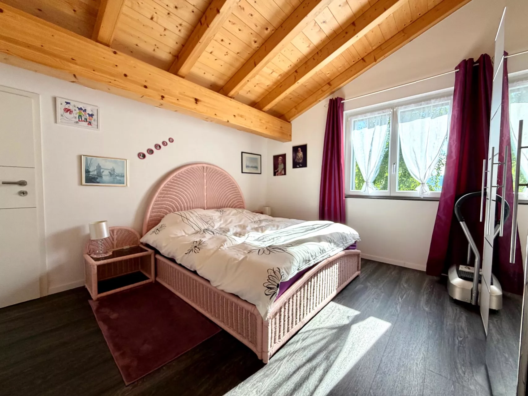 Gemütliches Schlafzimmer mit Holzbalkendecke