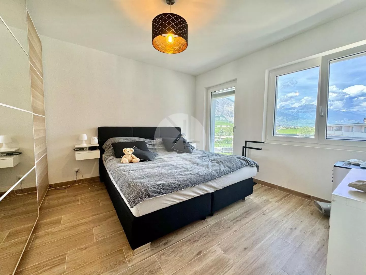 Helles Schlafzimmer mit Bergblick