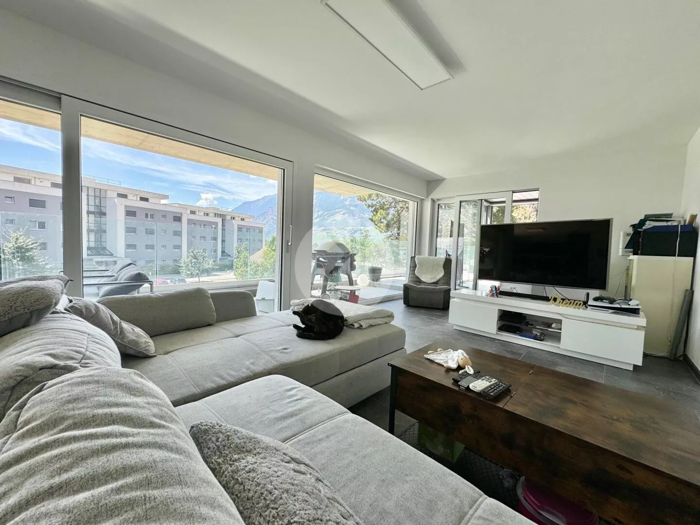 Helles Wohnzimmer mit großer Fensterfront