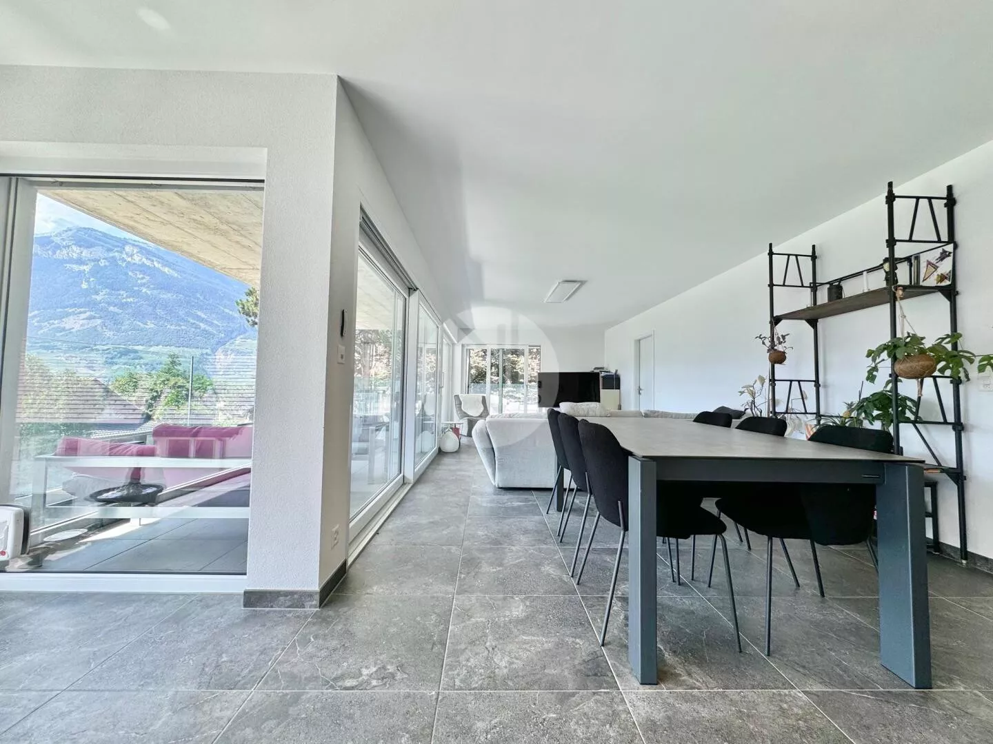 Offener Wohn- und Essbereich mit Terrasse und Bergblick
