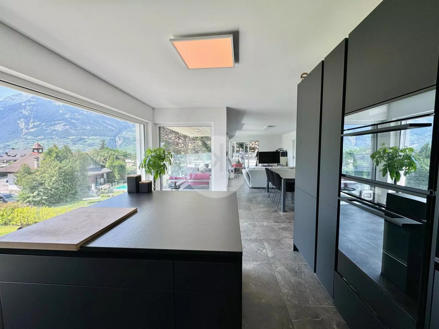Moderne Wohnküche mit Bergblick