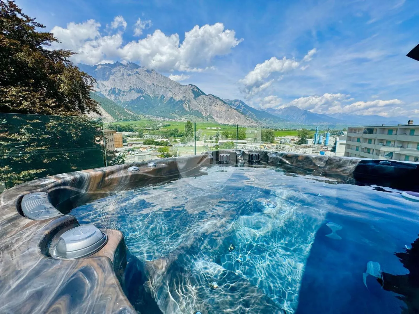 Dachterrasse mit Whirlpool und Bergblick