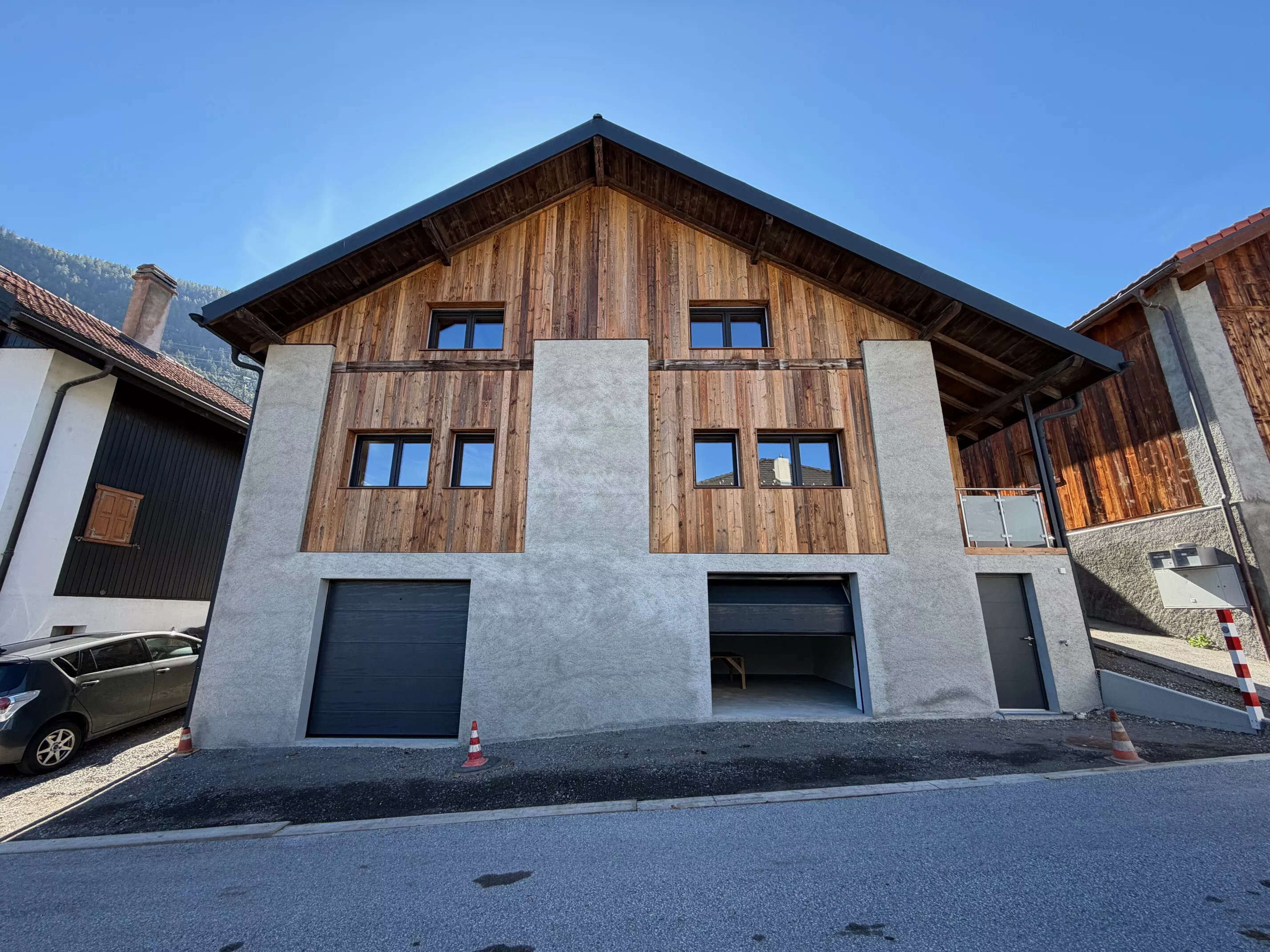 Alpine-Fassade mit Holz und Putz